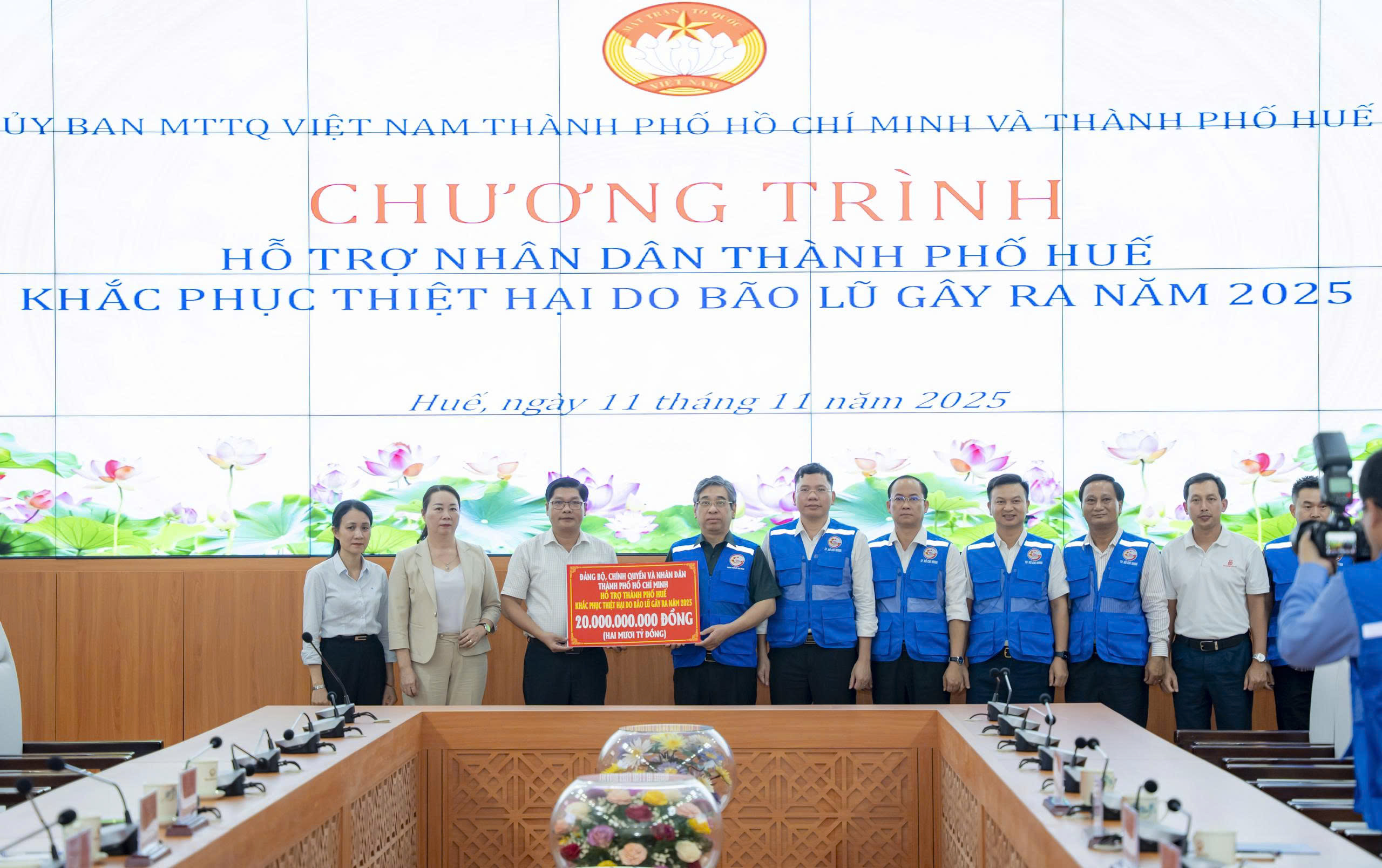 TP HCM hỗ trợ TP Huế 20 tỉ đồng khắc phục lũ lụt - Ảnh 1.