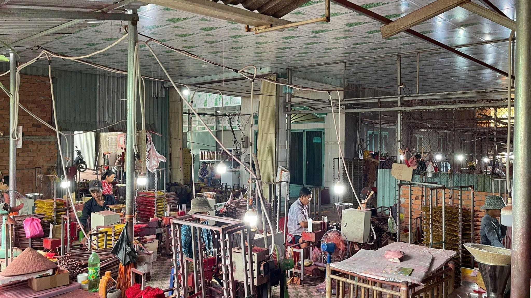 Trăm năm nghề nhang lớn nhất Nam Bộ - Ảnh 2.