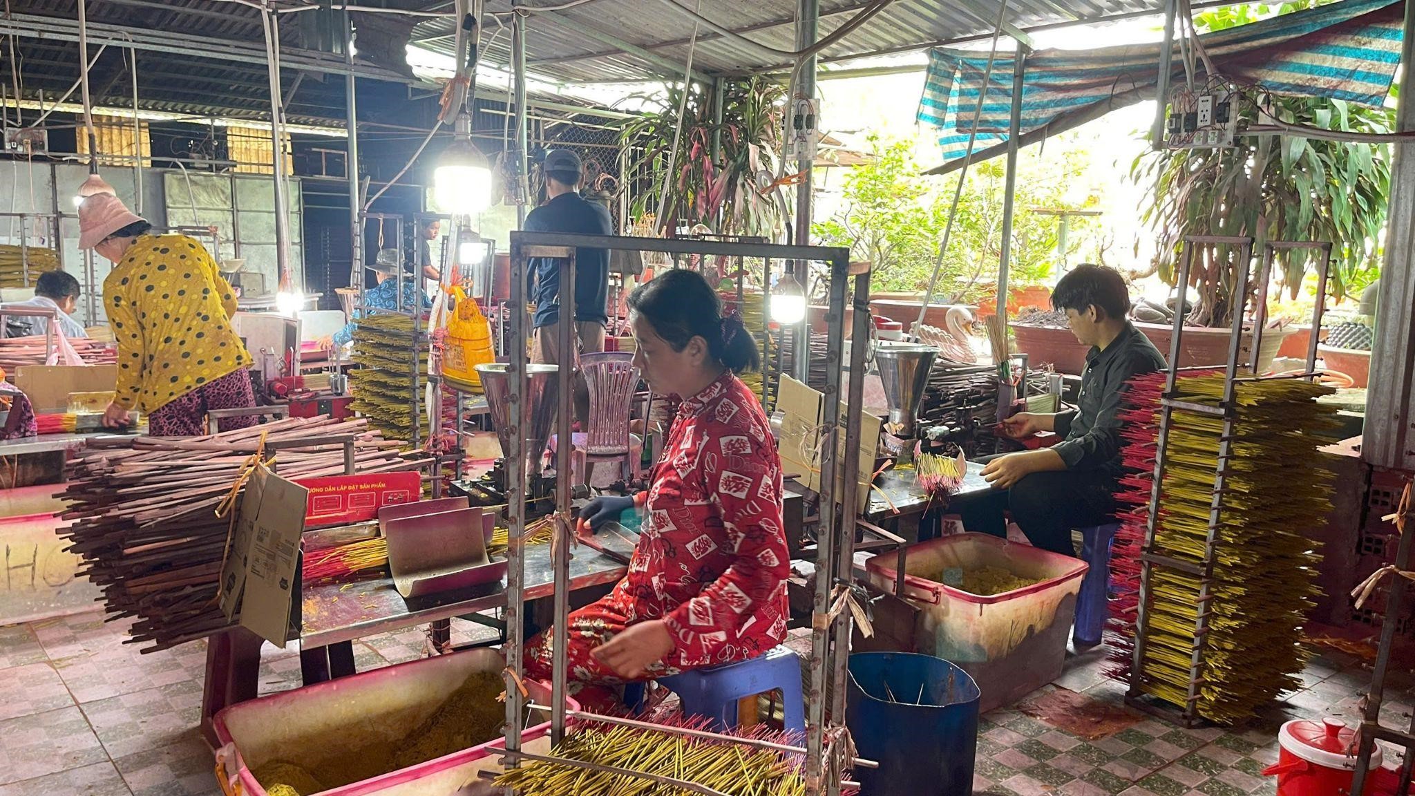 Trăm năm nghề nhang lớn nhất Nam Bộ - Ảnh 3.