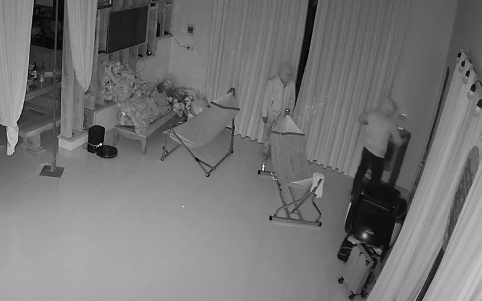CLIP: 2 đối tượng bịt mặt, cầm hung khí đột nhập vào nhà dân trộm hơn nửa tỉ đồng