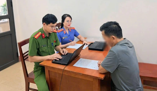  Mua d&acirc;m b&eacute; g&aacute;i 14 tuổi, người đ&agrave;n &ocirc;ng 59 tuổi bị khởi tố - Ảnh 1.
