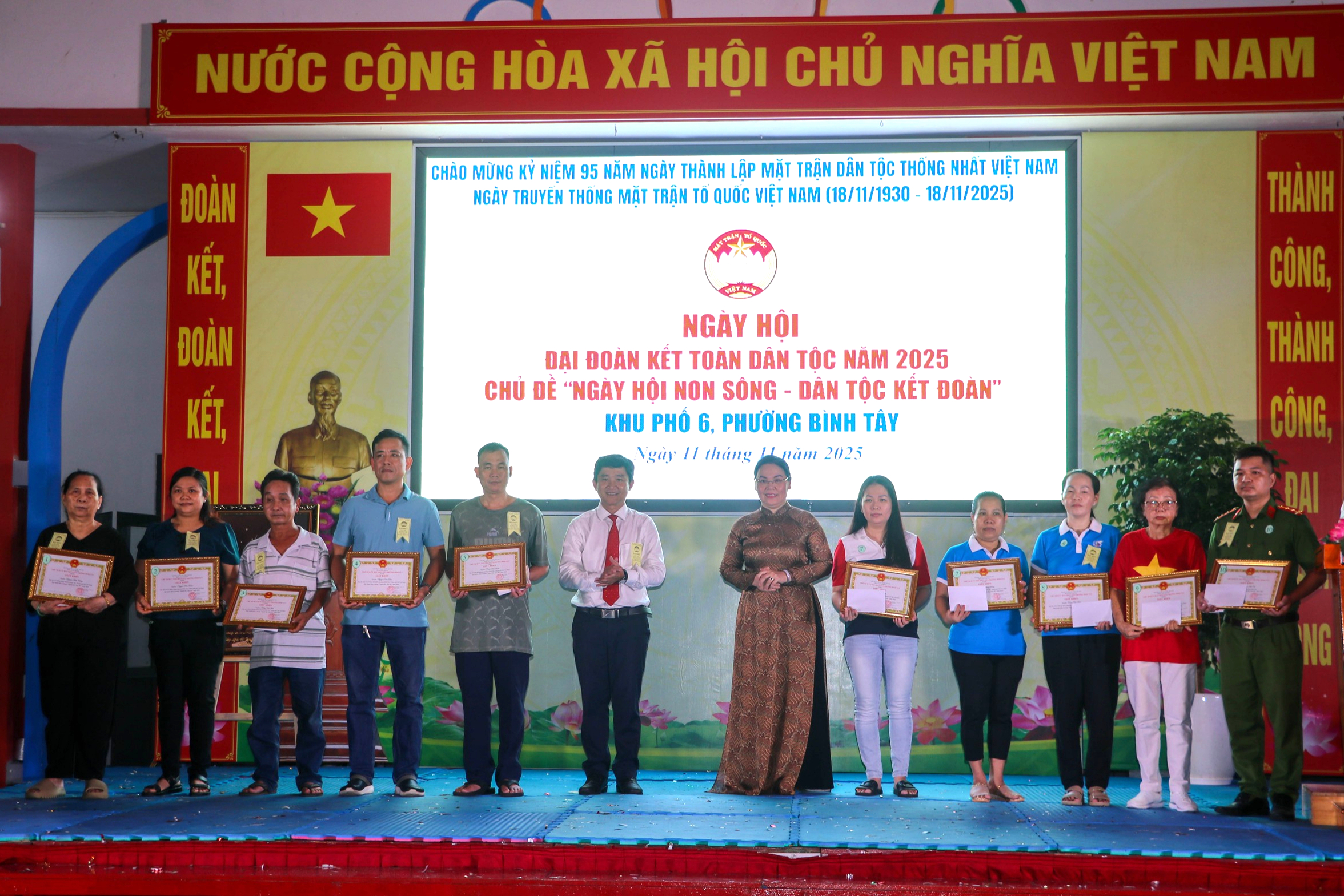 Ph&oacute; Chủ tịch UBND TP HCM dự Ng&agrave;y hội Đại đo&agrave;n kết phường B&igrave;nh T&acirc;y - Ảnh 10.