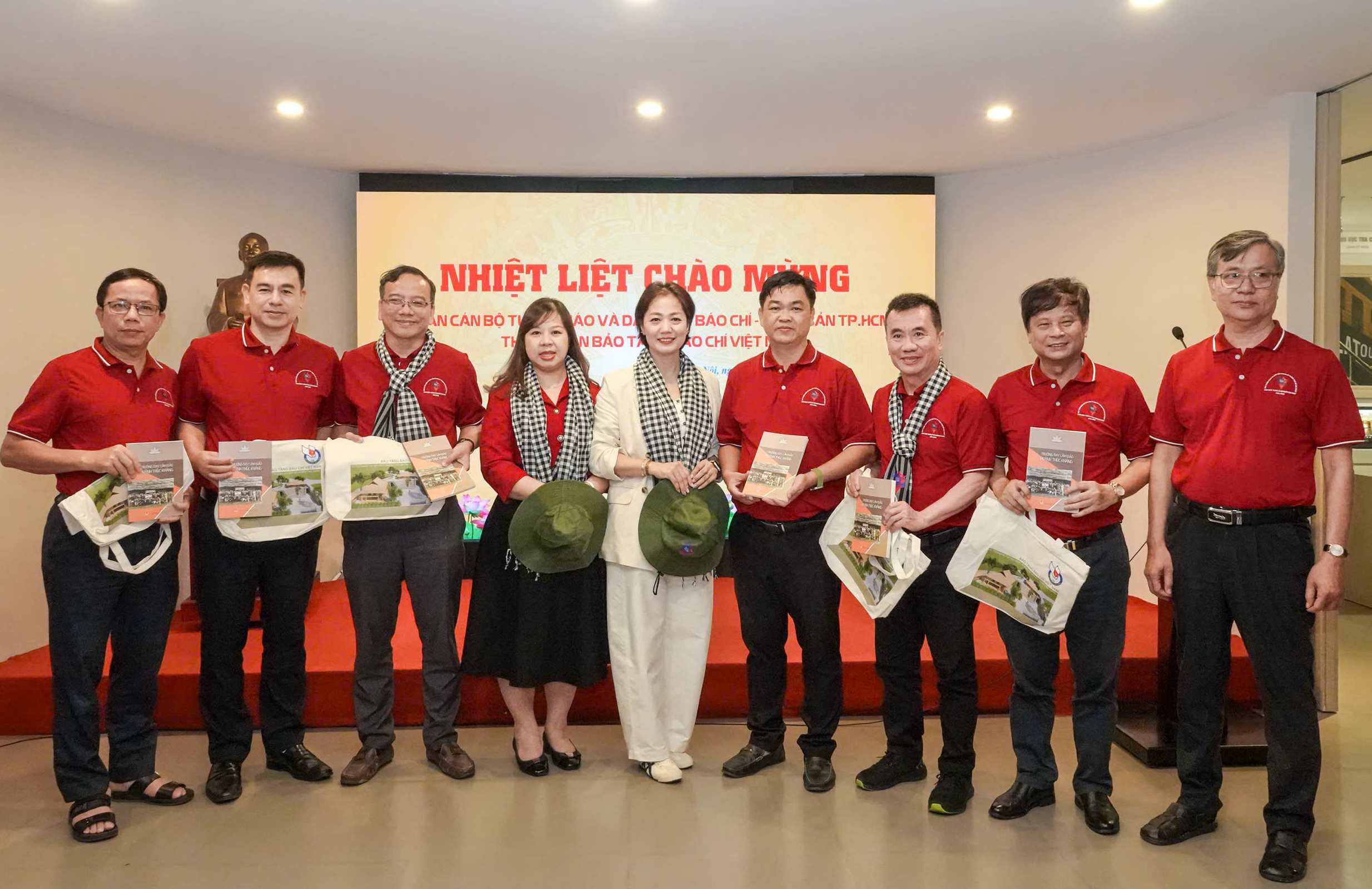 Đo&agrave;n c&aacute;n bộ tuy&ecirc;n gi&aacute;o TP HCM thăm Bảo t&agrave;ng B&aacute;o ch&iacute; Việt Nam ghi dấu lịch sử - Ảnh 4.