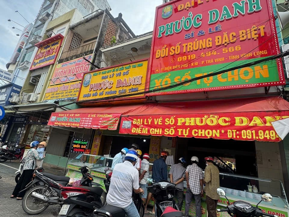 Xổ số miền Nam: Đại l&yacute; v&eacute; số li&ecirc;n tục đổi thưởng cho người tr&uacute;ng độc đắc - Ảnh 1.