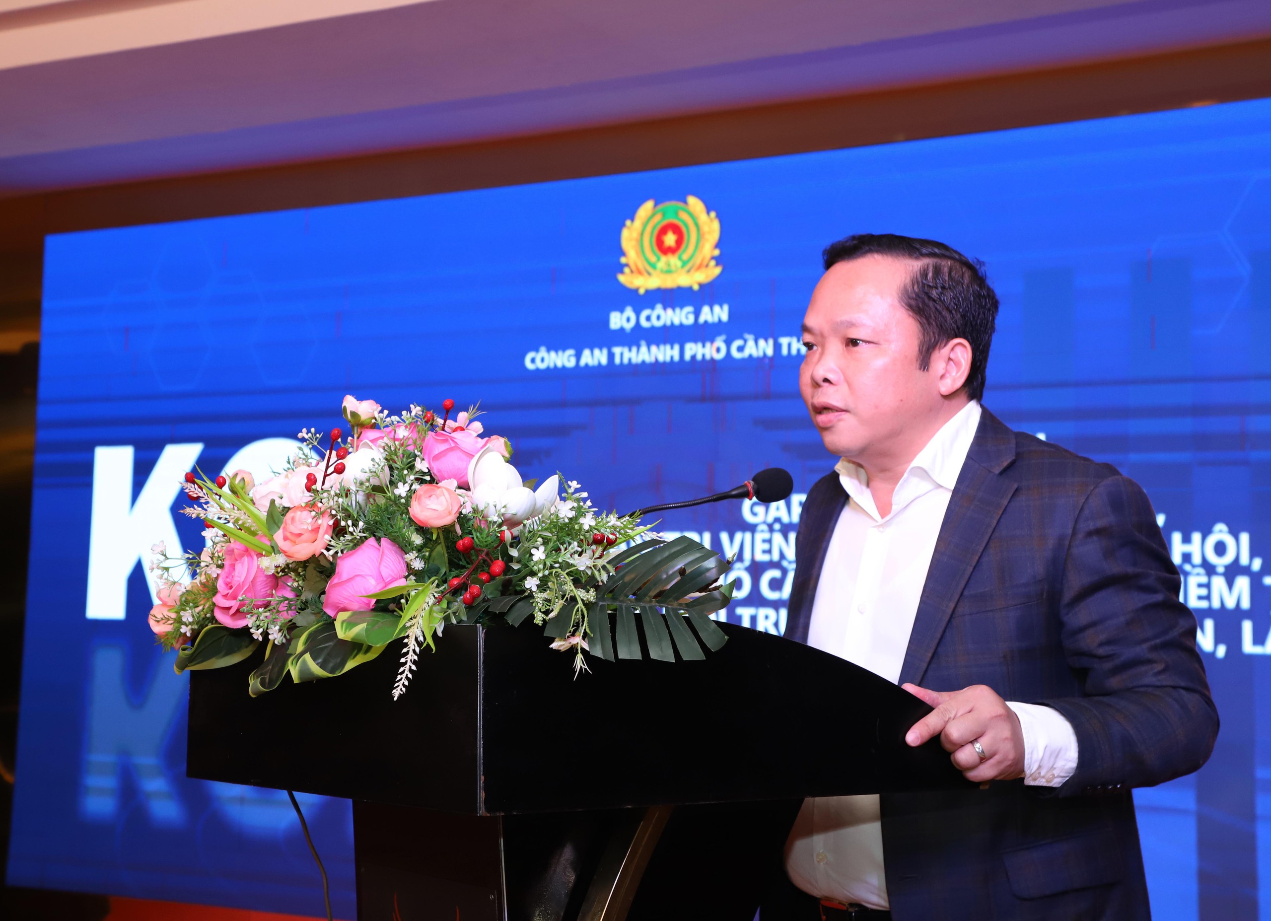 Vụ việc Hoa hậu Th&ugrave;y Ti&ecirc;n , Ng&acirc;n 98 v&agrave; chồng Đo&agrave;n Di Băng g&acirc;y r&uacute;ng động c&ocirc;ng ch&uacute;ng - Ảnh 1.