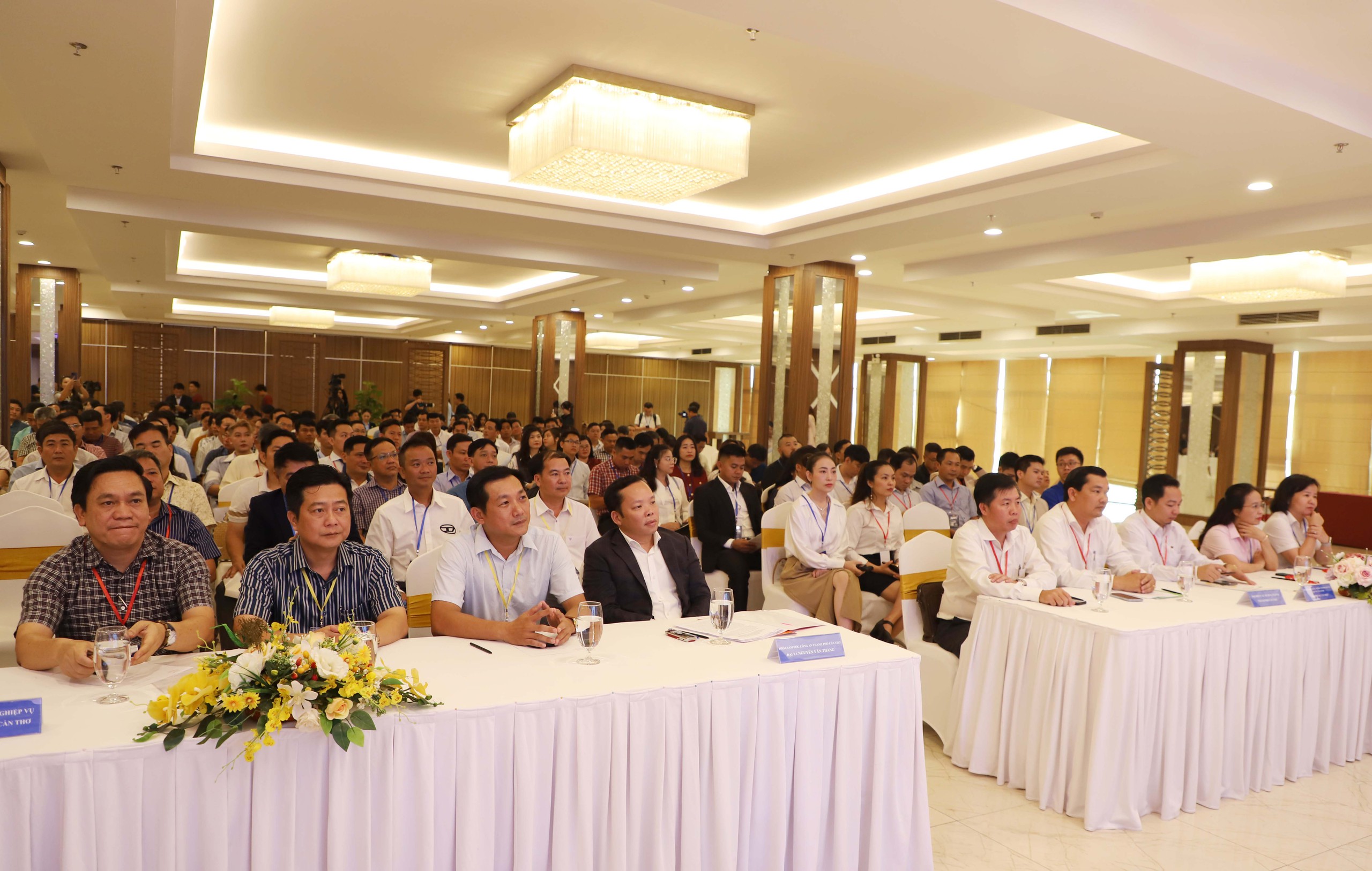 Vụ việc Hoa hậu Th&ugrave;y Ti&ecirc;n , Ng&acirc;n 98 v&agrave; chồng Đo&agrave;n Di Băng g&acirc;y r&uacute;ng động c&ocirc;ng ch&uacute;ng - Ảnh 2.