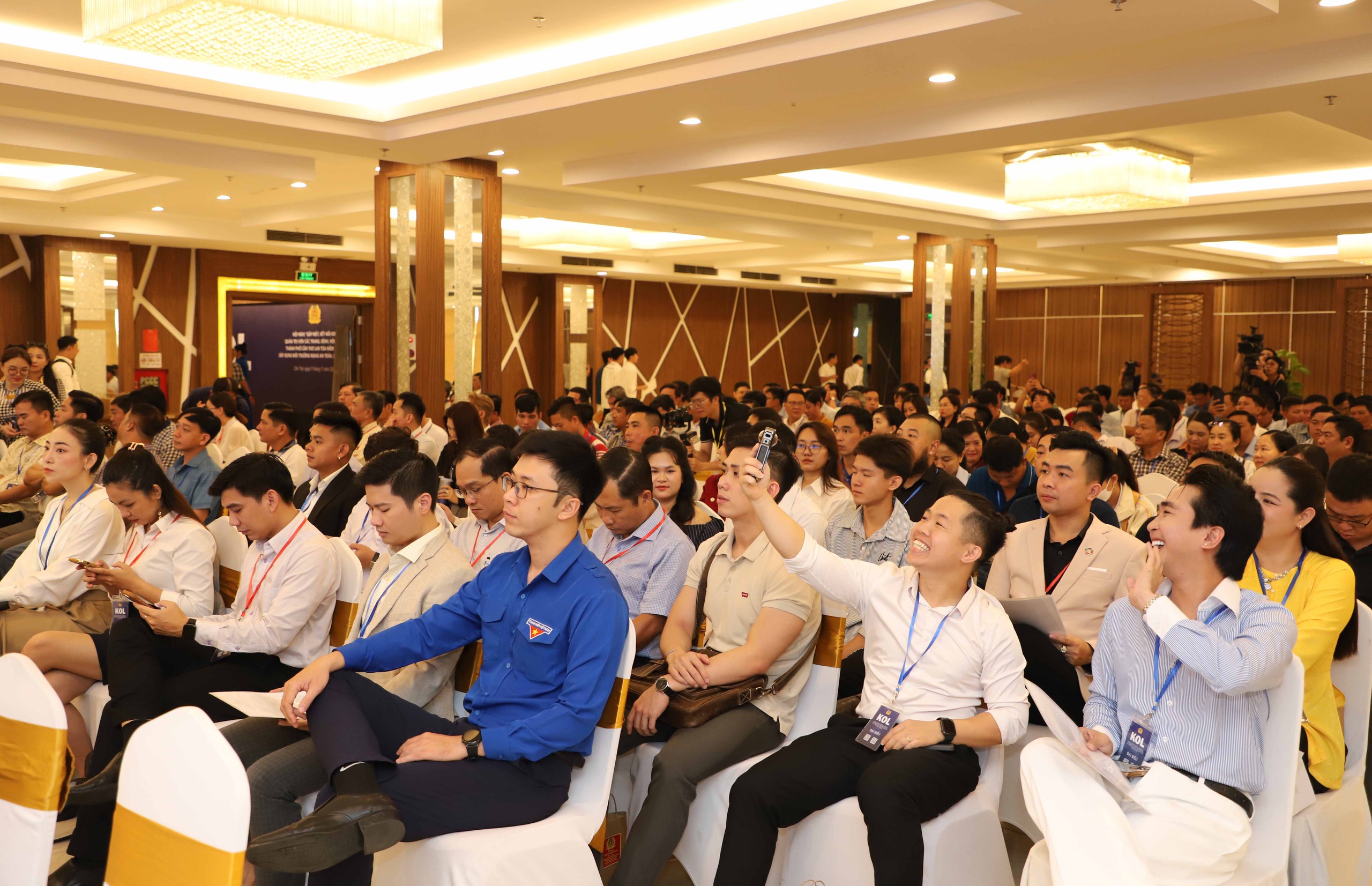 Vụ việc Hoa hậu Th&ugrave;y Ti&ecirc;n , Ng&acirc;n 98 v&agrave; chồng Đo&agrave;n Di Băng g&acirc;y r&uacute;ng động c&ocirc;ng ch&uacute;ng - Ảnh 3.