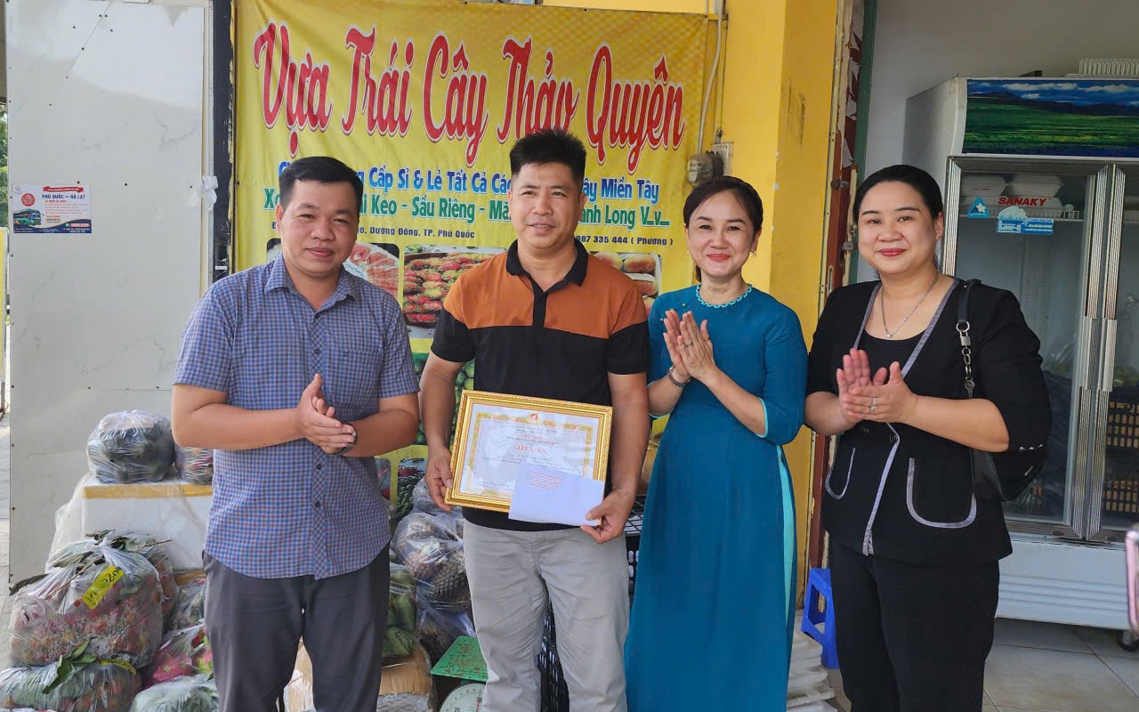 Chủ tịch Phú Quốc tặng giấy khen cho người bán trái cây đã từ chối nhận tiền cảm ơn từ du khách