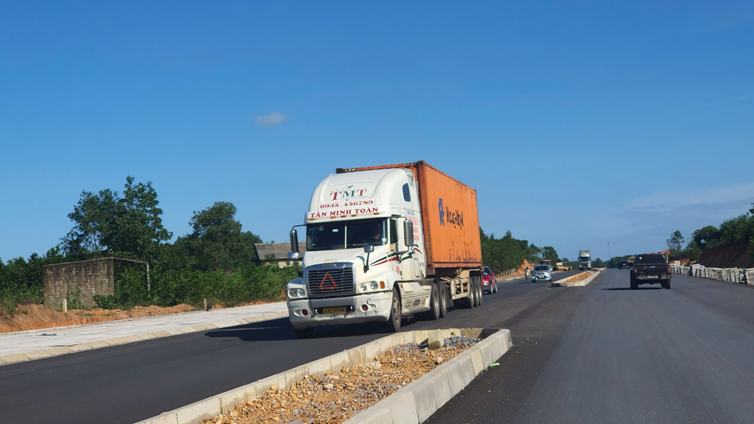 Quảng Trị cấm lưu th&ocirc;ng xe tải lớn tr&ecirc;n đường H&ugrave;ng Vương nối d&agrave;i - Ảnh 1.