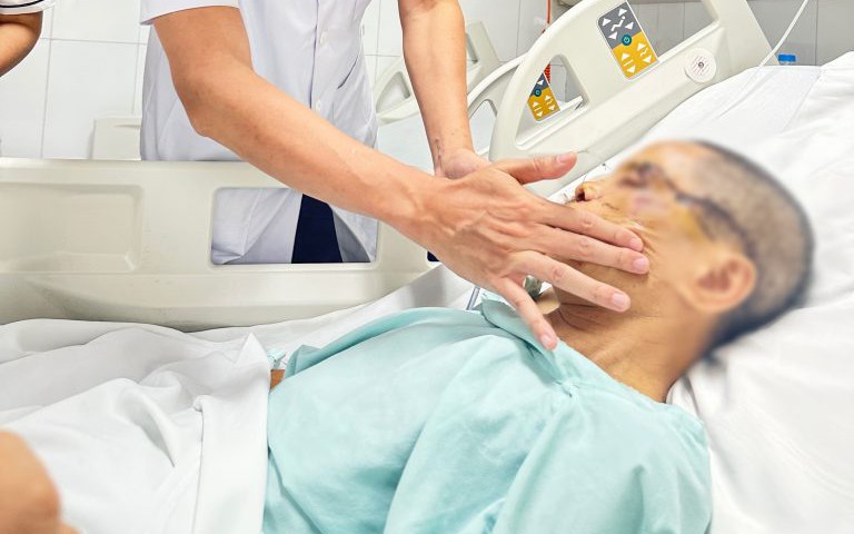 Bước hụt xuống hố thang máy, người đàn ông thoát chết hi hữu
