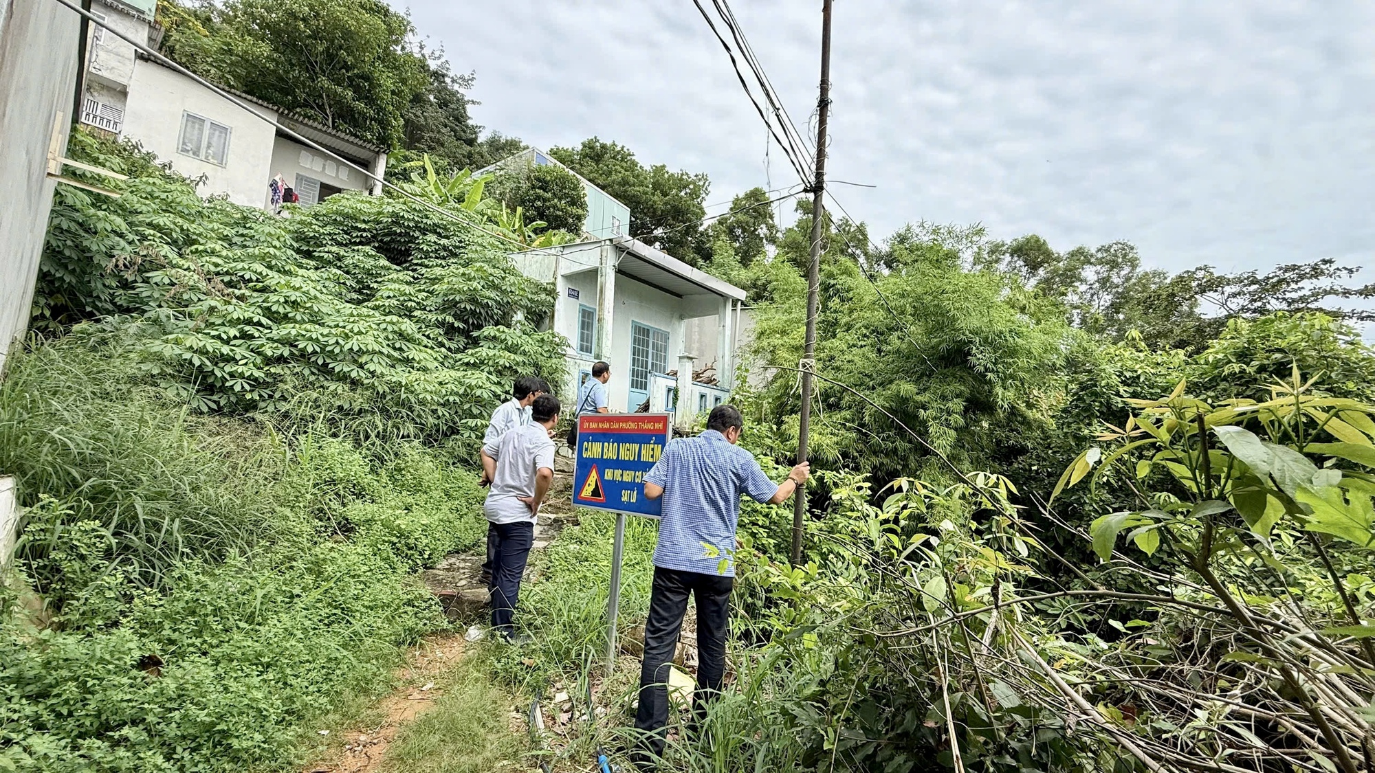 Sở X&acirc;y dựng TP HCM khảo s&aacute;t khu vực nguy cơ sạt lở khiến 81 người phải di dời.  - Ảnh 1.
