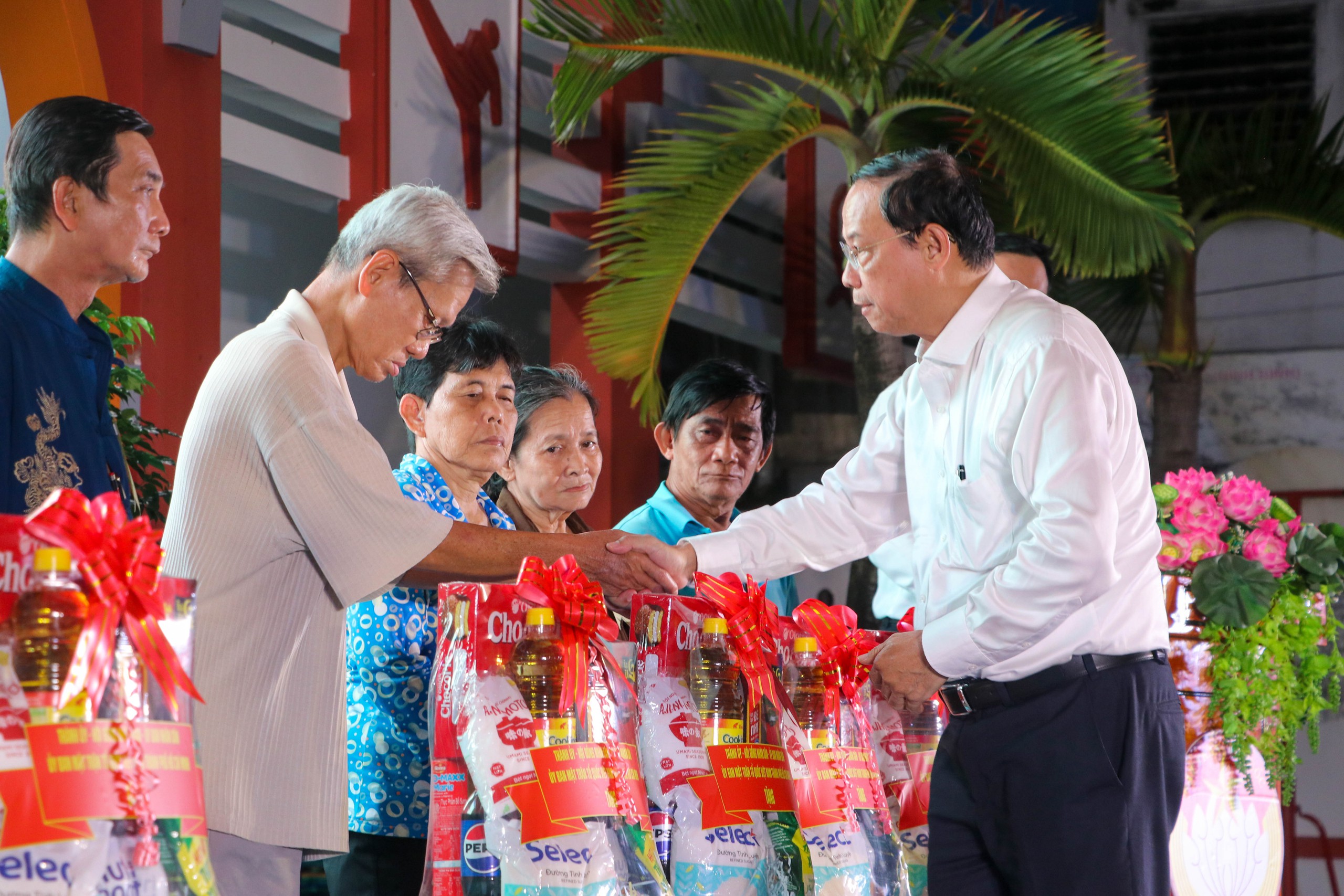 Ph&oacute; Chủ tịch UBND TP HCM dự Ng&agrave;y hội Đại đo&agrave;n kết phường B&igrave;nh T&acirc;y - Ảnh 12.