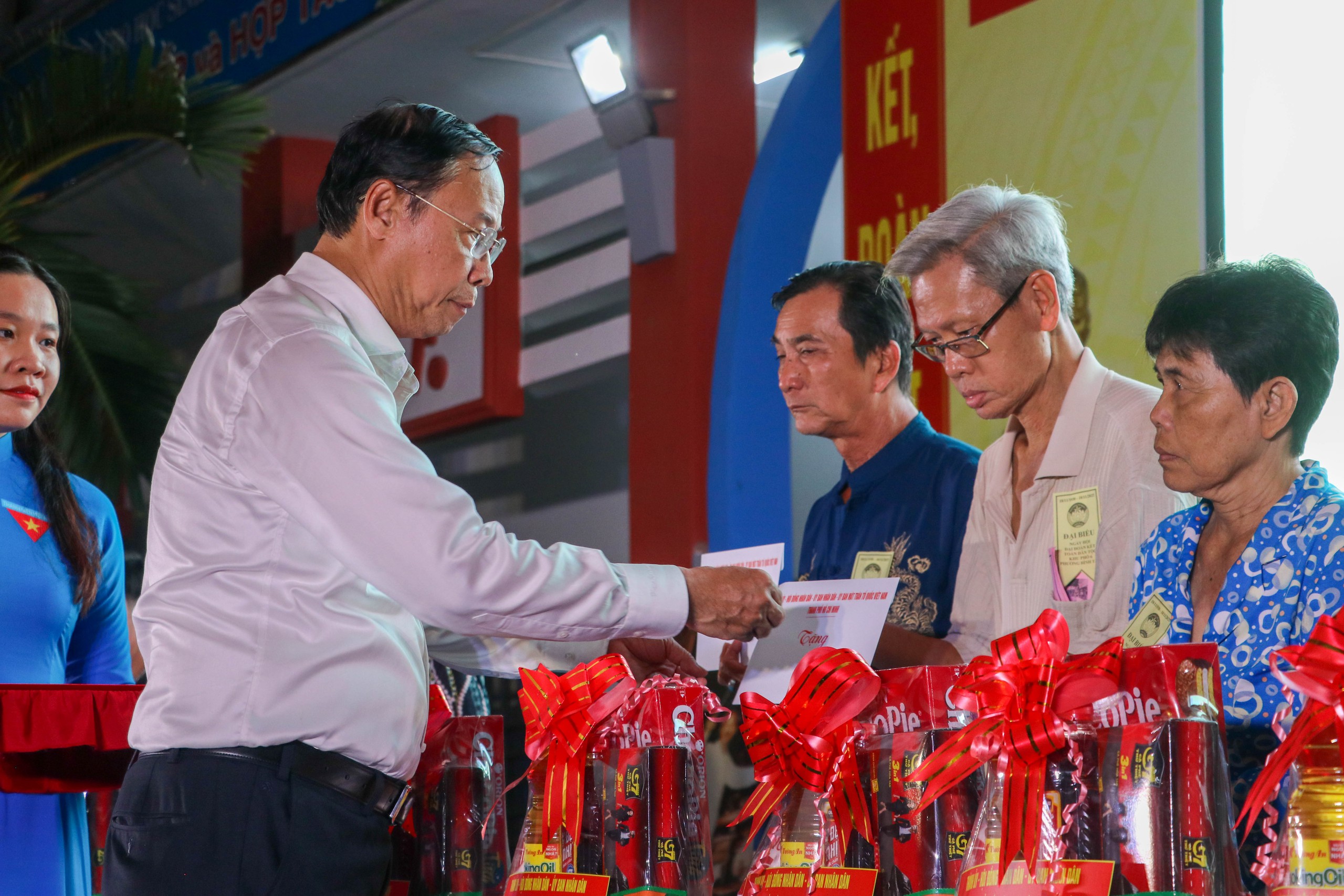 Ph&oacute; Chủ tịch UBND TP HCM dự Ng&agrave;y hội Đại đo&agrave;n kết phường B&igrave;nh T&acirc;y - Ảnh 11.