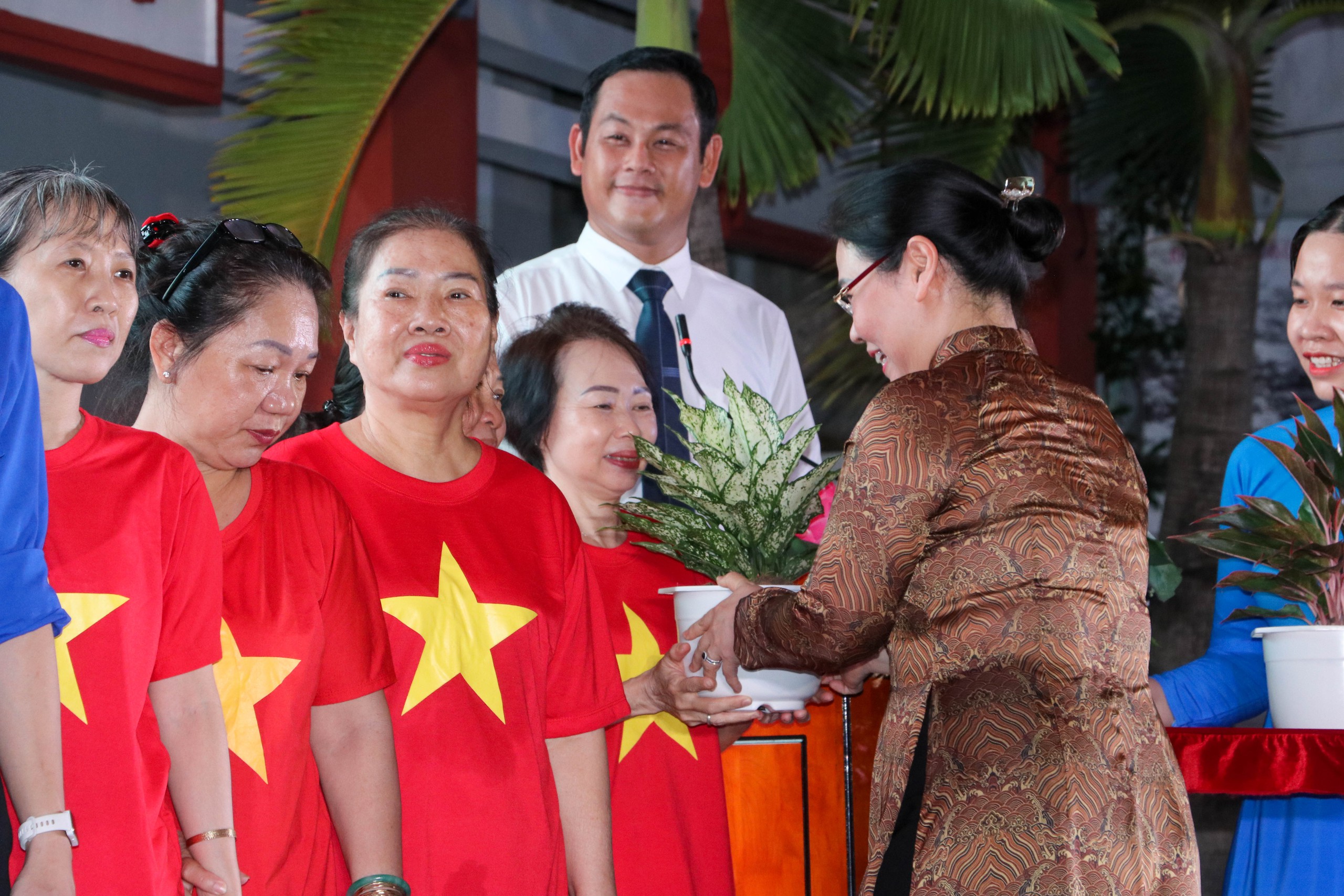 Ph&oacute; Chủ tịch UBND TP HCM dự Ng&agrave;y hội Đại đo&agrave;n kết phường B&igrave;nh T&acirc;y - Ảnh 17.