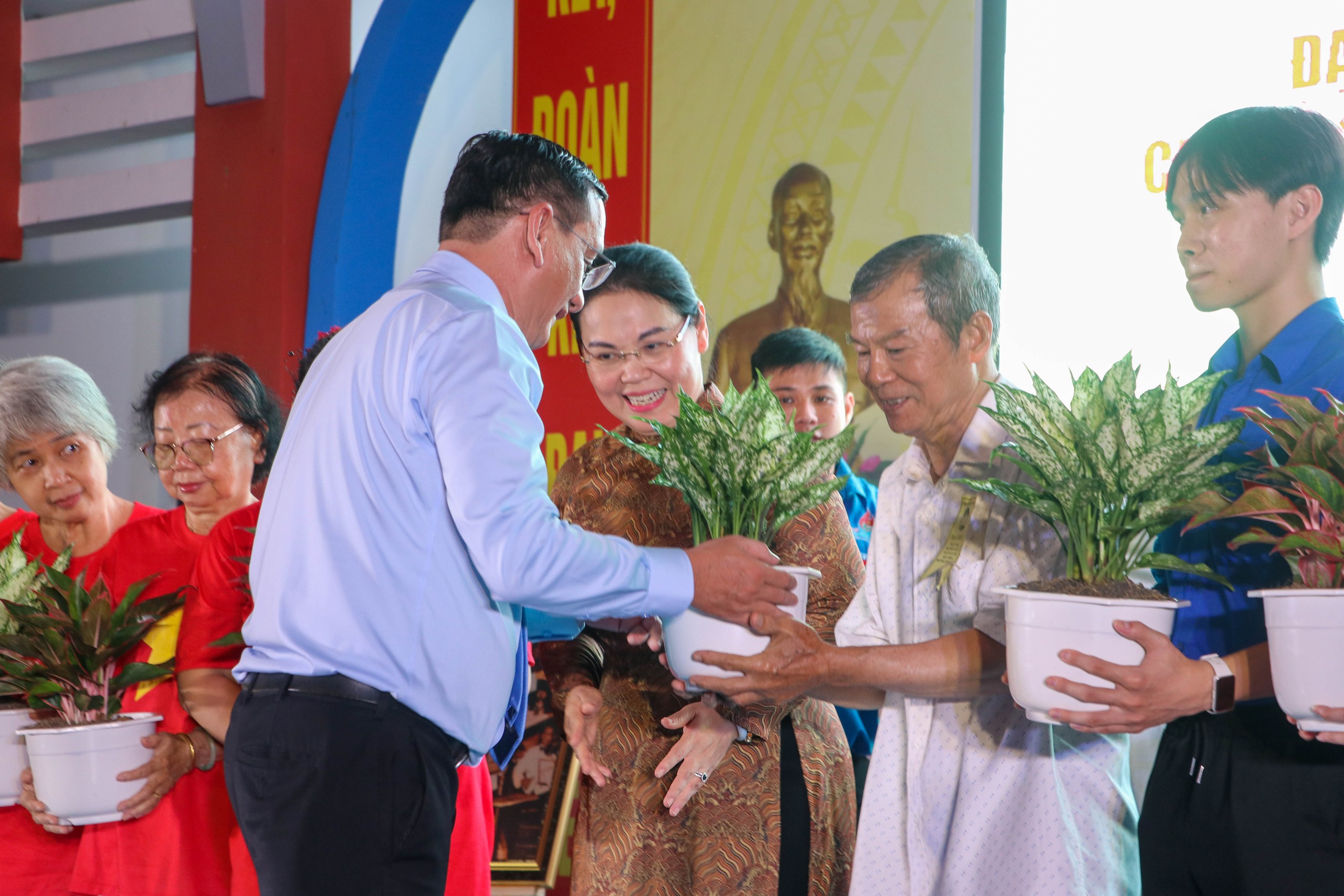 Ph&oacute; Chủ tịch UBND TP HCM dự Ng&agrave;y hội Đại đo&agrave;n kết phường B&igrave;nh T&acirc;y - Ảnh 18.