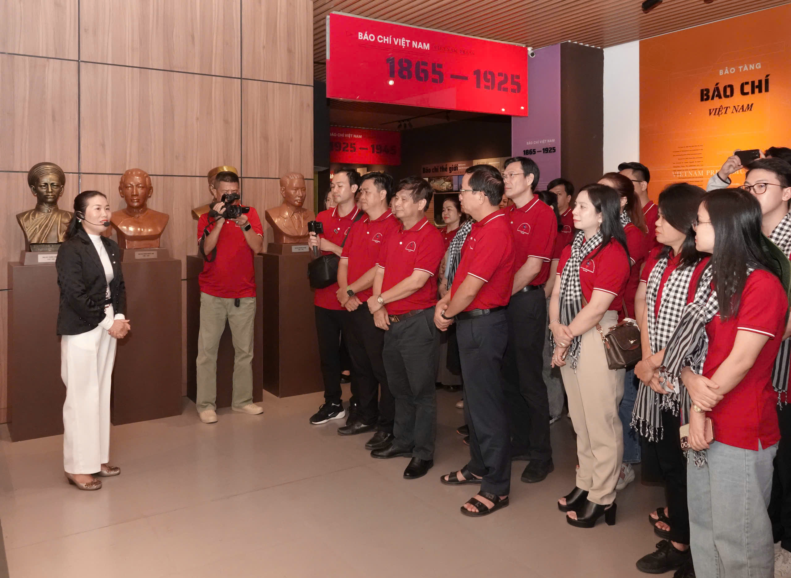 Đo&agrave;n c&aacute;n bộ tuy&ecirc;n gi&aacute;o TP HCM thăm Bảo t&agrave;ng B&aacute;o ch&iacute; Việt Nam ghi dấu lịch sử - Ảnh 2.