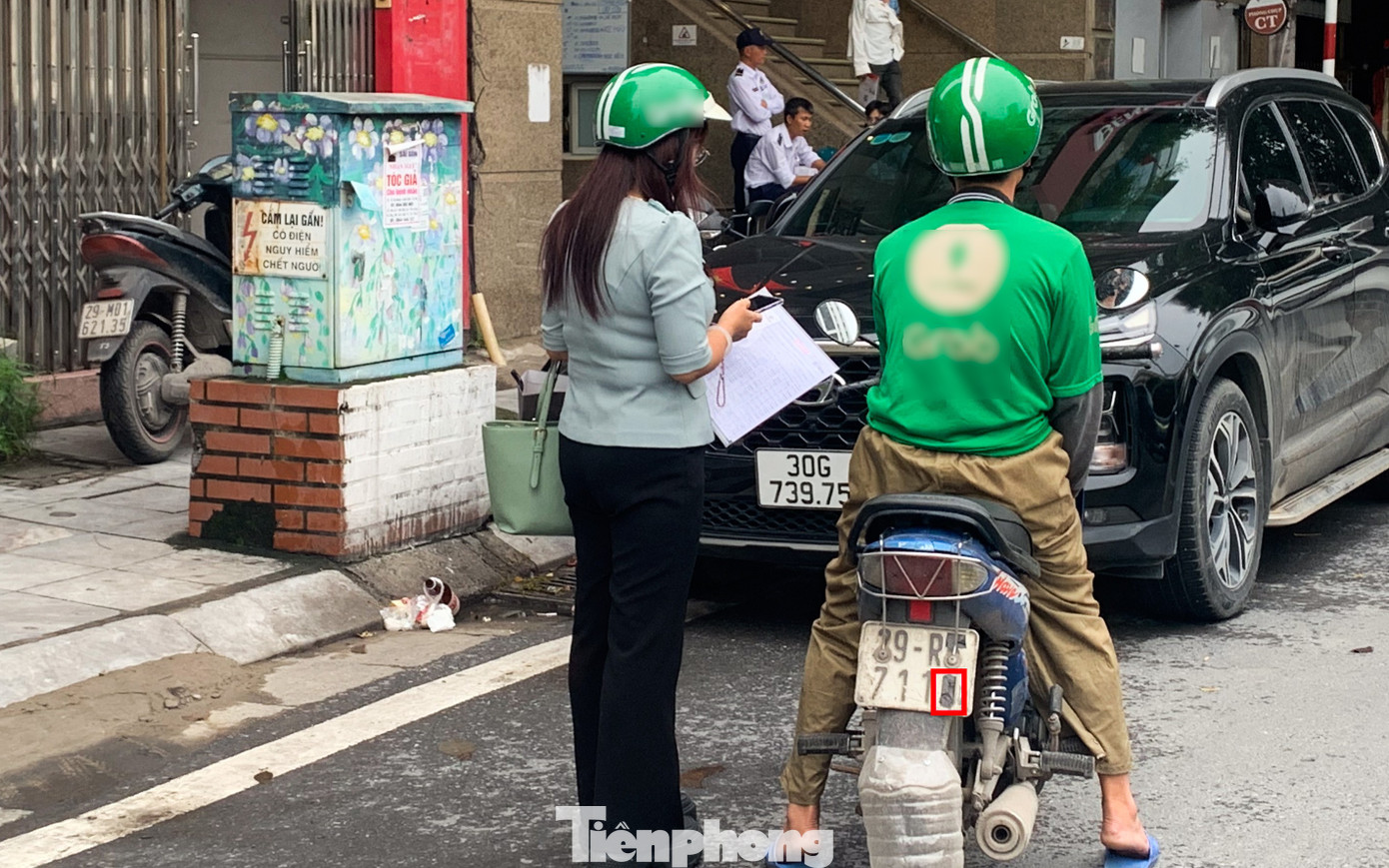 Mu&ocirc;n kiểu chi&ecirc;u tr&ograve; che biển n&eacute; &lsquo;mắt thần&rsquo; AI tr&ecirc;n đường phố H&agrave; Nội - Ảnh 5.