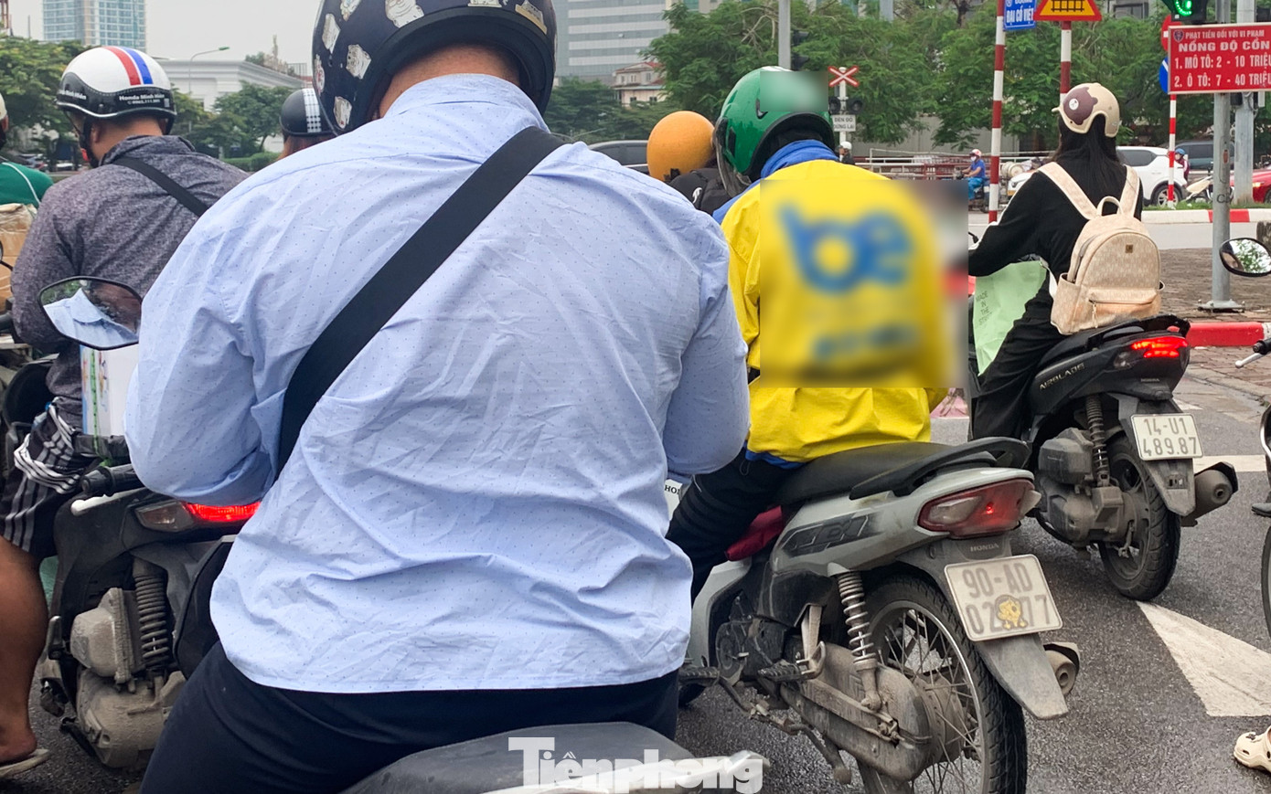 Mu&ocirc;n kiểu chi&ecirc;u tr&ograve; che biển n&eacute; &lsquo;mắt thần&rsquo; AI tr&ecirc;n đường phố H&agrave; Nội - Ảnh 9.