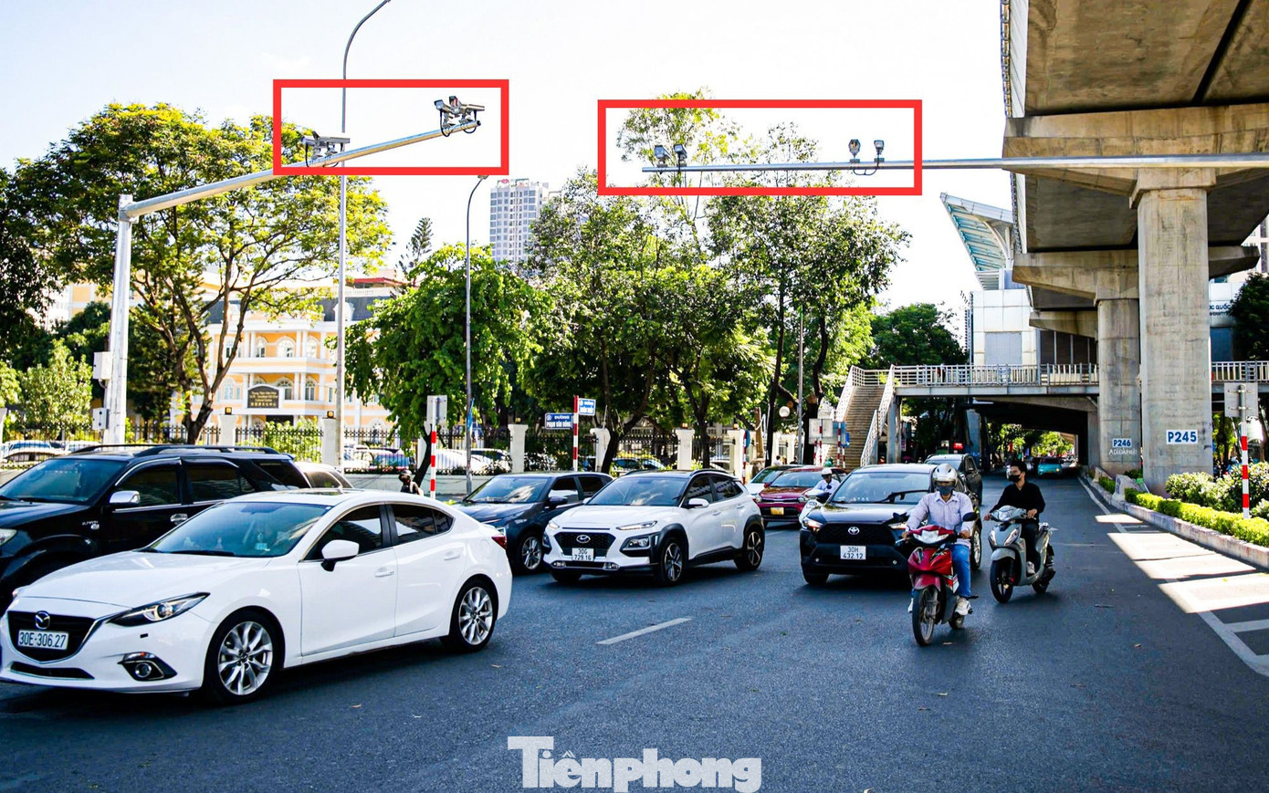 Mu&ocirc;n kiểu chi&ecirc;u tr&ograve; che biển n&eacute; &lsquo;mắt thần&rsquo; AI tr&ecirc;n đường phố H&agrave; Nội - Ảnh 1.