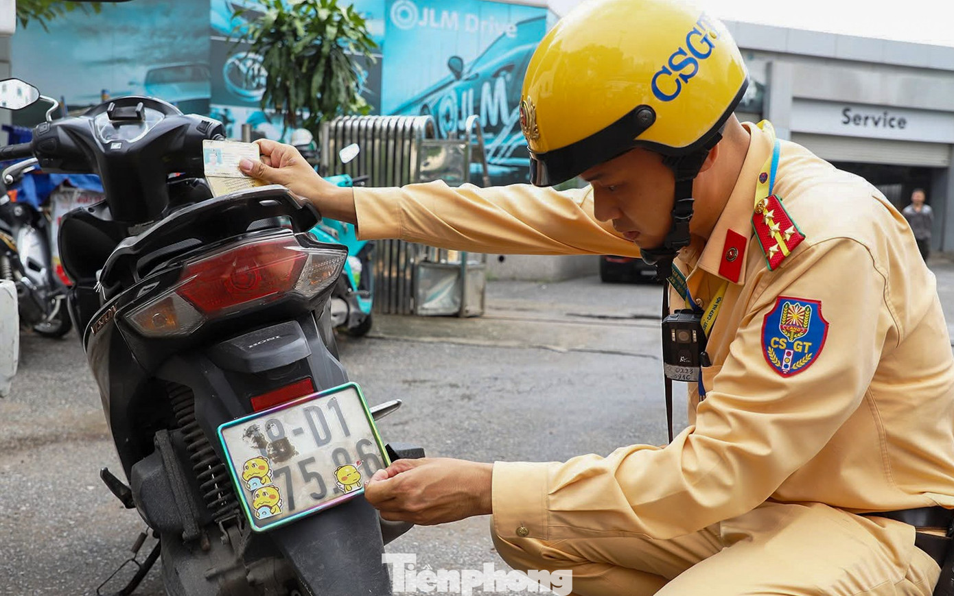 Mu&ocirc;n kiểu chi&ecirc;u tr&ograve; che biển n&eacute; &lsquo;mắt thần&rsquo; AI tr&ecirc;n đường phố H&agrave; Nội - Ảnh 20.