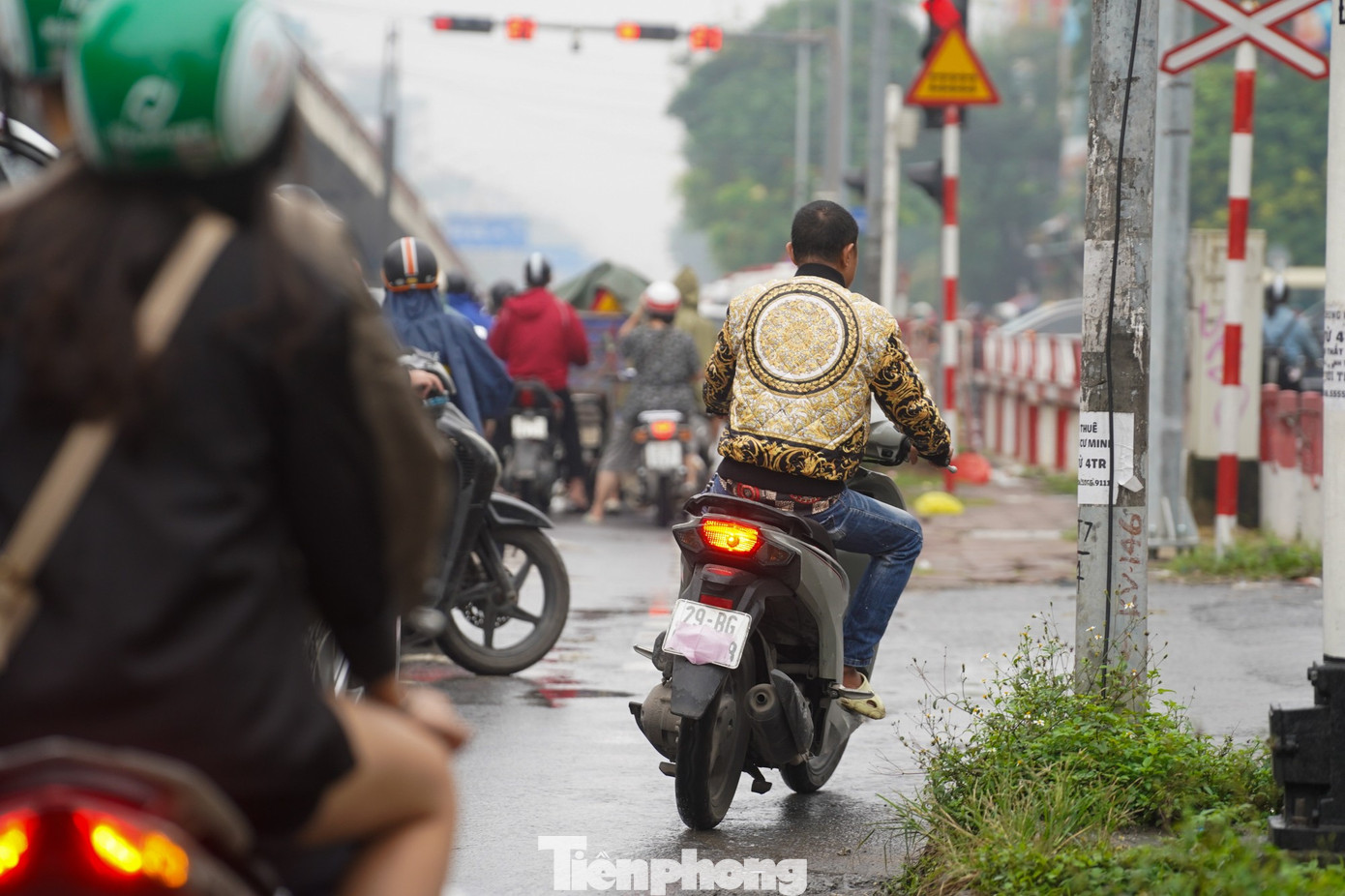 Mu&ocirc;n kiểu chi&ecirc;u tr&ograve; che biển n&eacute; &lsquo;mắt thần&rsquo; AI tr&ecirc;n đường phố H&agrave; Nội - Ảnh 11.