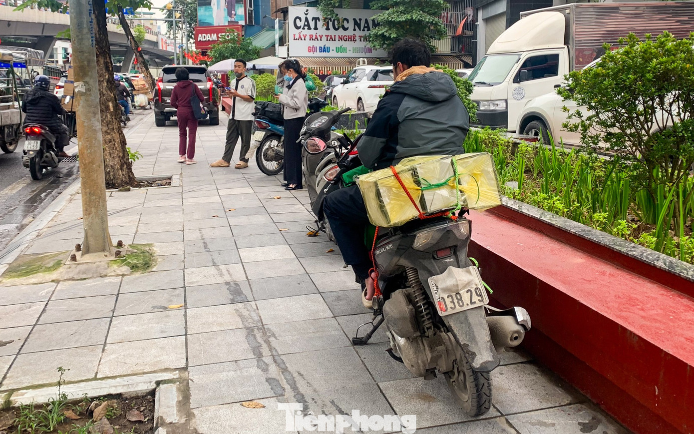 Mu&ocirc;n kiểu chi&ecirc;u tr&ograve; che biển n&eacute; &lsquo;mắt thần&rsquo; AI tr&ecirc;n đường phố H&agrave; Nội - Ảnh 10.