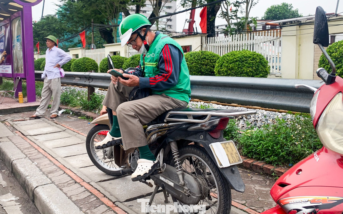 Mu&ocirc;n kiểu chi&ecirc;u tr&ograve; che biển n&eacute; &lsquo;mắt thần&rsquo; AI tr&ecirc;n đường phố H&agrave; Nội - Ảnh 6.