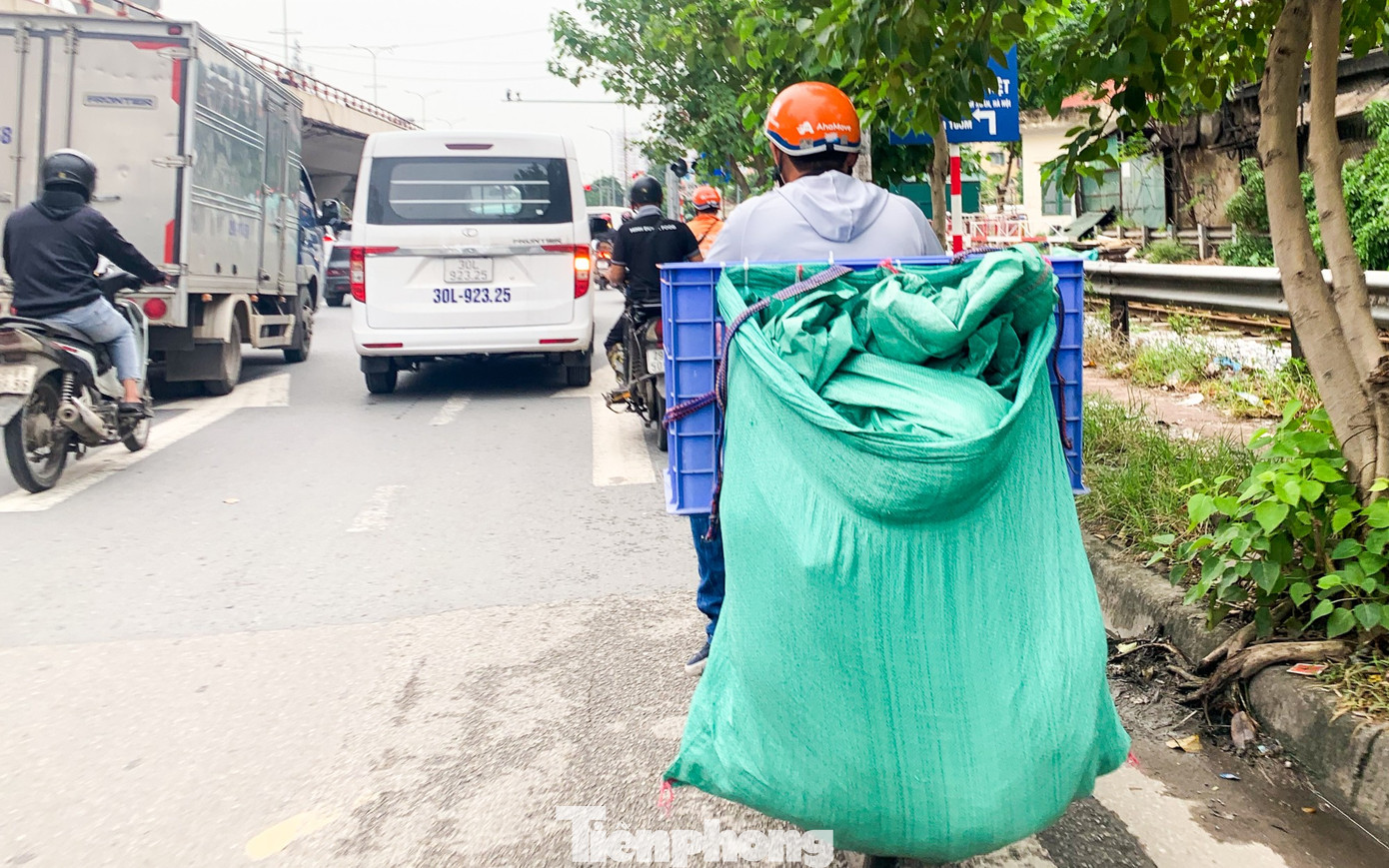 Mu&ocirc;n kiểu chi&ecirc;u tr&ograve; che biển n&eacute; &lsquo;mắt thần&rsquo; AI tr&ecirc;n đường phố H&agrave; Nội - Ảnh 18.