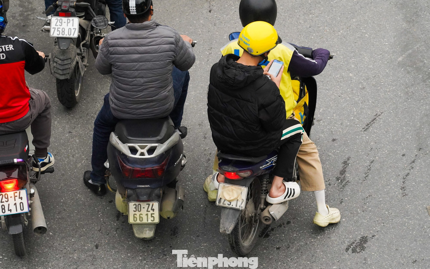 Mu&ocirc;n kiểu chi&ecirc;u tr&ograve; che biển n&eacute; &lsquo;mắt thần&rsquo; AI tr&ecirc;n đường phố H&agrave; Nội - Ảnh 2.