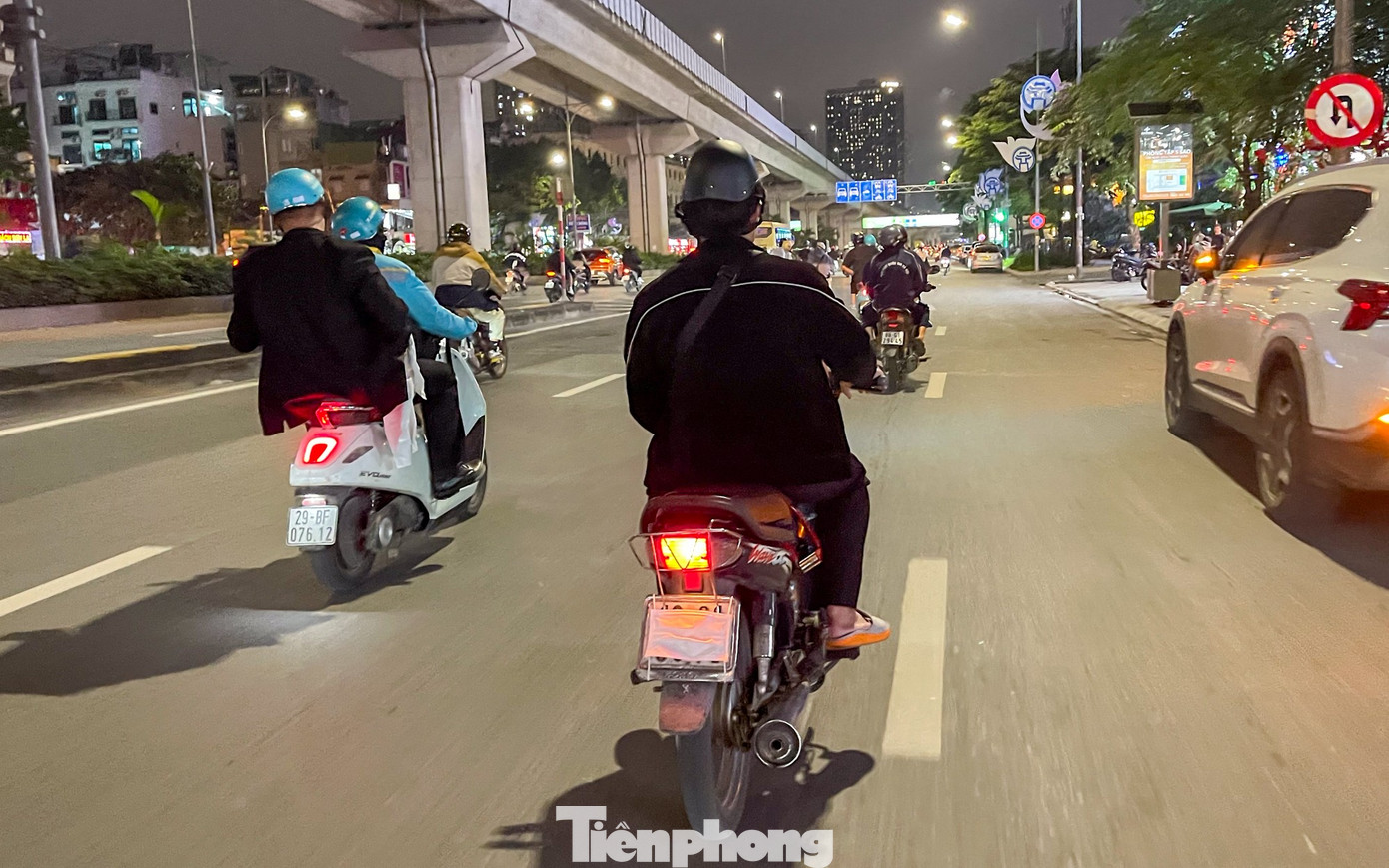 Mu&ocirc;n kiểu chi&ecirc;u tr&ograve; che biển n&eacute; &lsquo;mắt thần&rsquo; AI tr&ecirc;n đường phố H&agrave; Nội - Ảnh 15.