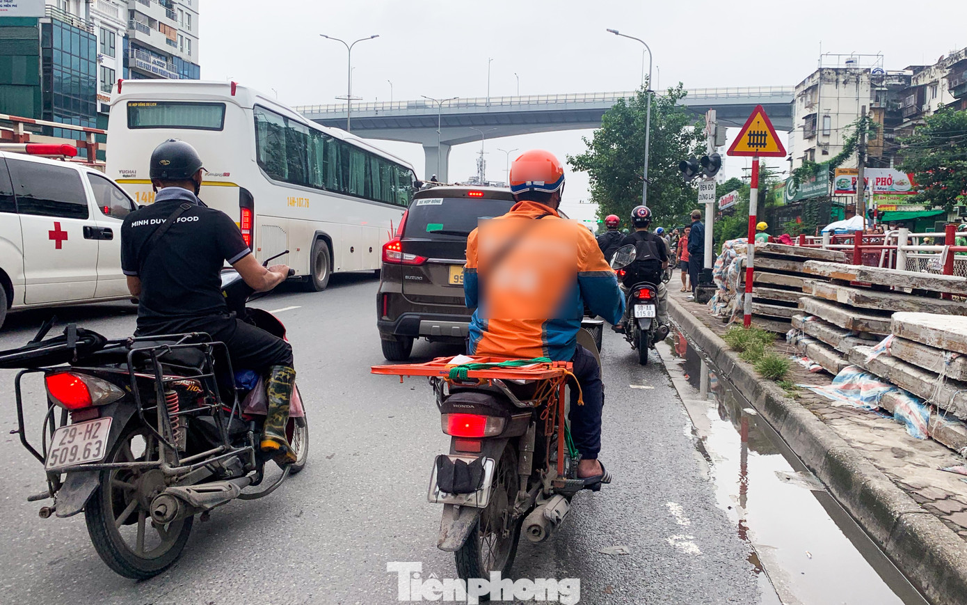 Mu&ocirc;n kiểu chi&ecirc;u tr&ograve; che biển n&eacute; &lsquo;mắt thần&rsquo; AI tr&ecirc;n đường phố H&agrave; Nội - Ảnh 4.