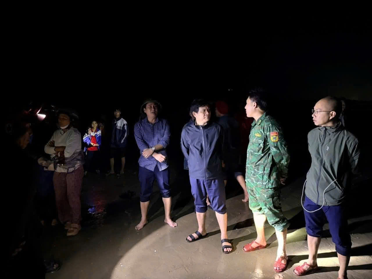 Thuyền bị s&oacute;ng đ&aacute;nh ch&igrave;m ở H&agrave; Tĩnh , người cha mất t&iacute;ch trong khi cứu con trai - Ảnh 2.