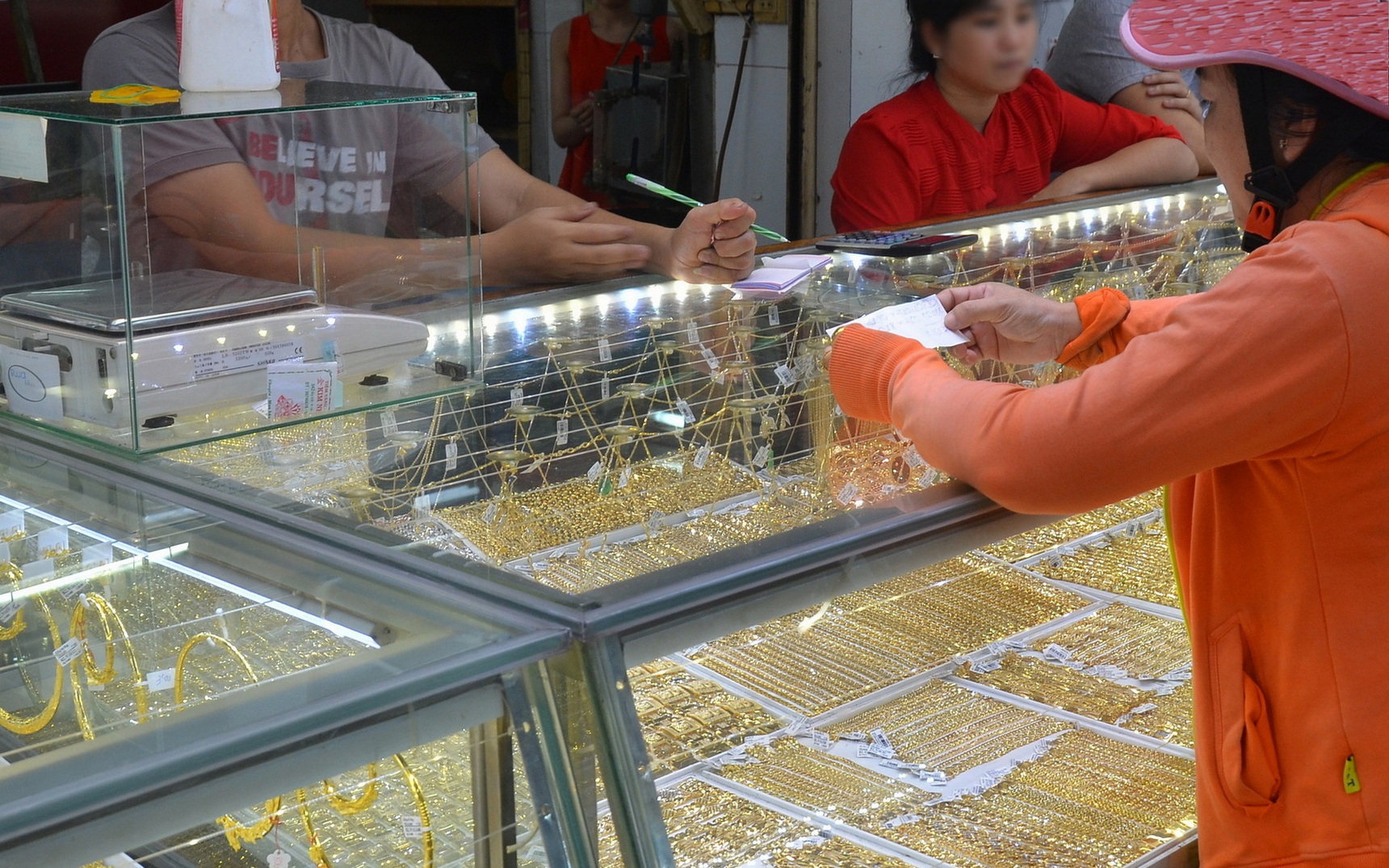 Giá vàng hôm nay 12-11: Đảo chiều lao xuống