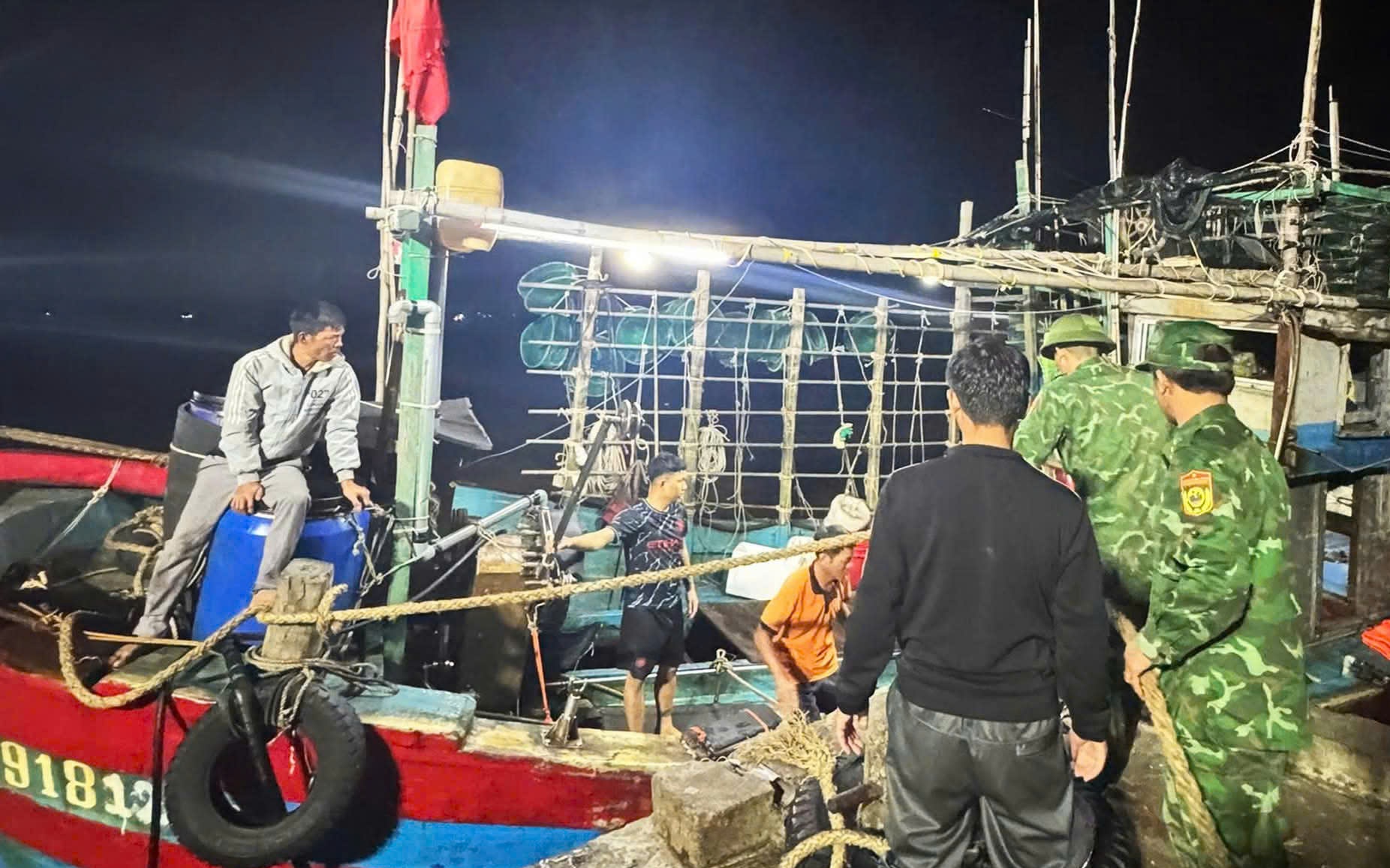 Một tàu cá kịp cứu 7 người trên biển 