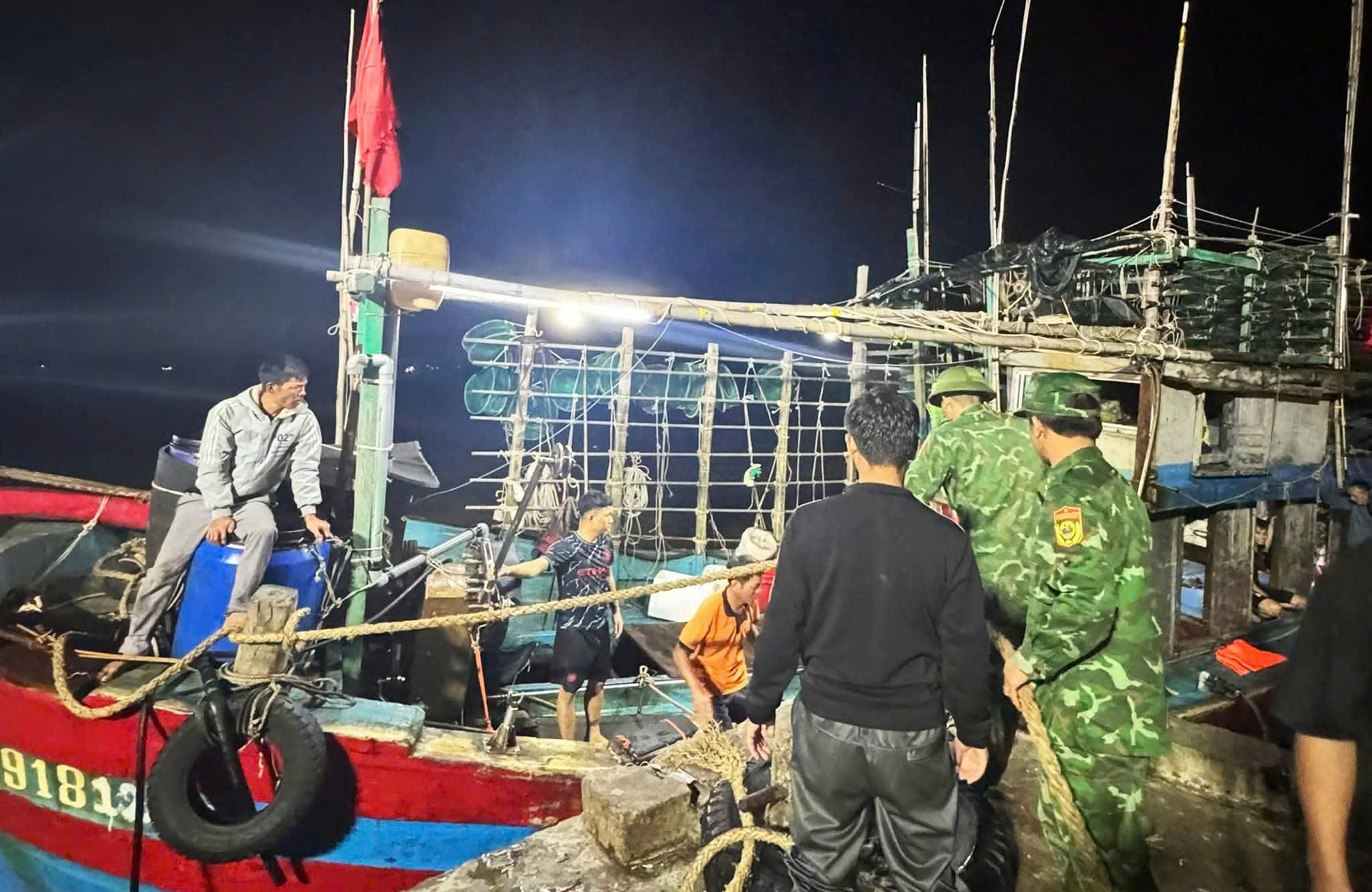 7 Ngư dân được cứu sống an toàn sau sự cố tàu cá bị chìm giữa biển - Ảnh 1.