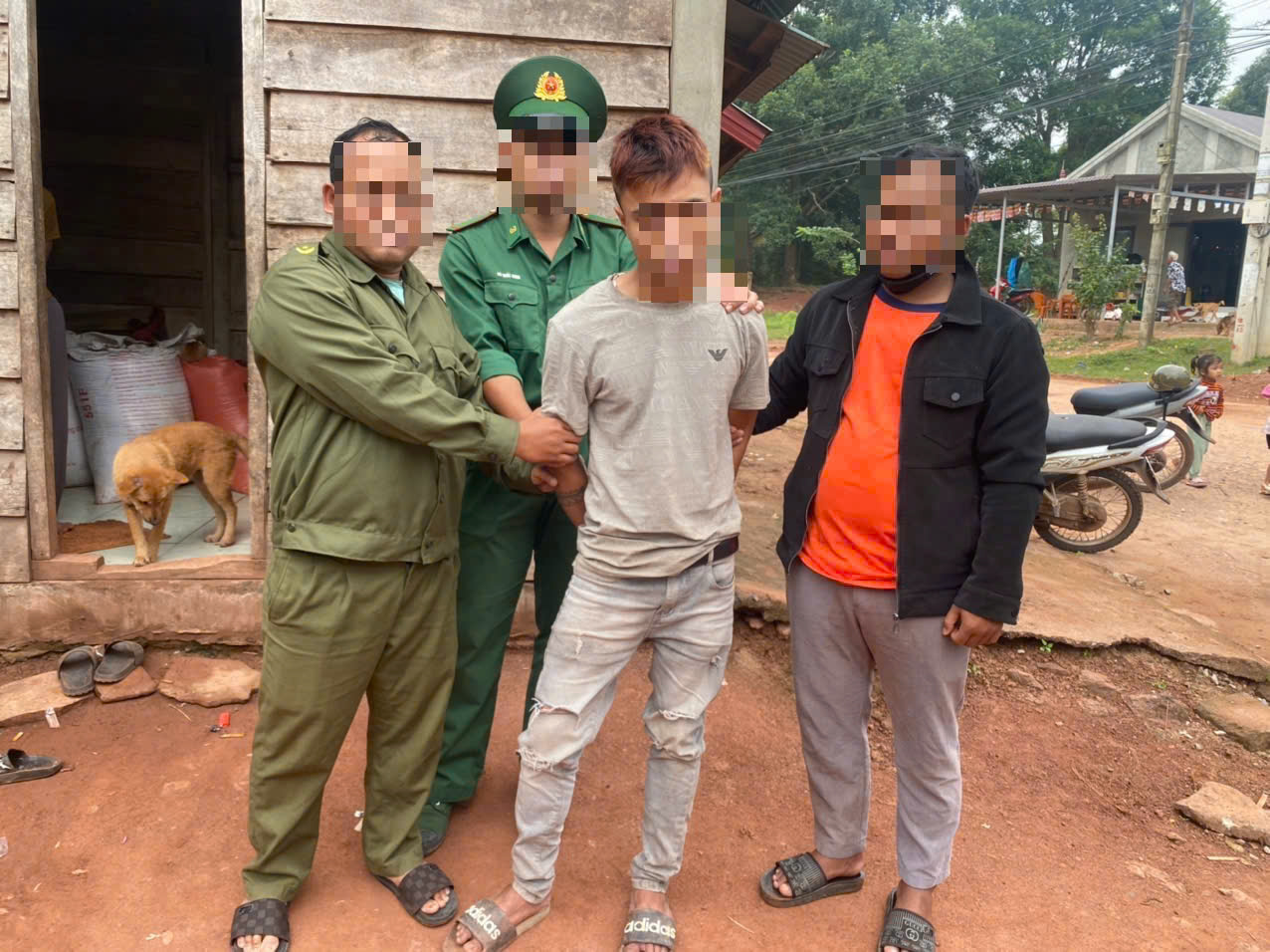 Bắt quả tang thanh niên tàng trữ 147 viên nén nghi là ma túy tổng hợp - Ảnh 3.