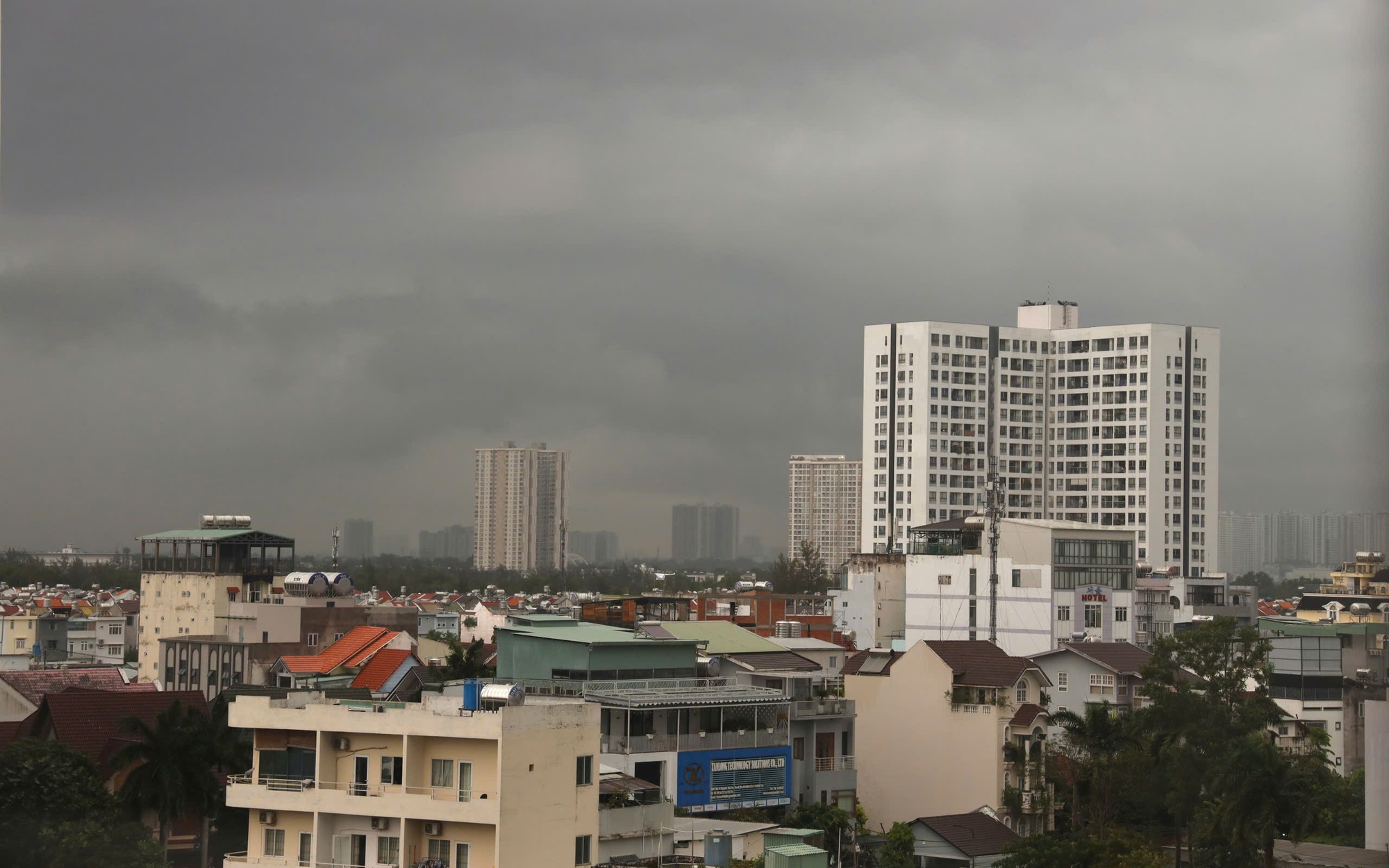 Dự báo thời tiết TPHCM hôm nay, 12-11: Sáng sớm mưa lớn, cả ngày ra sao?
