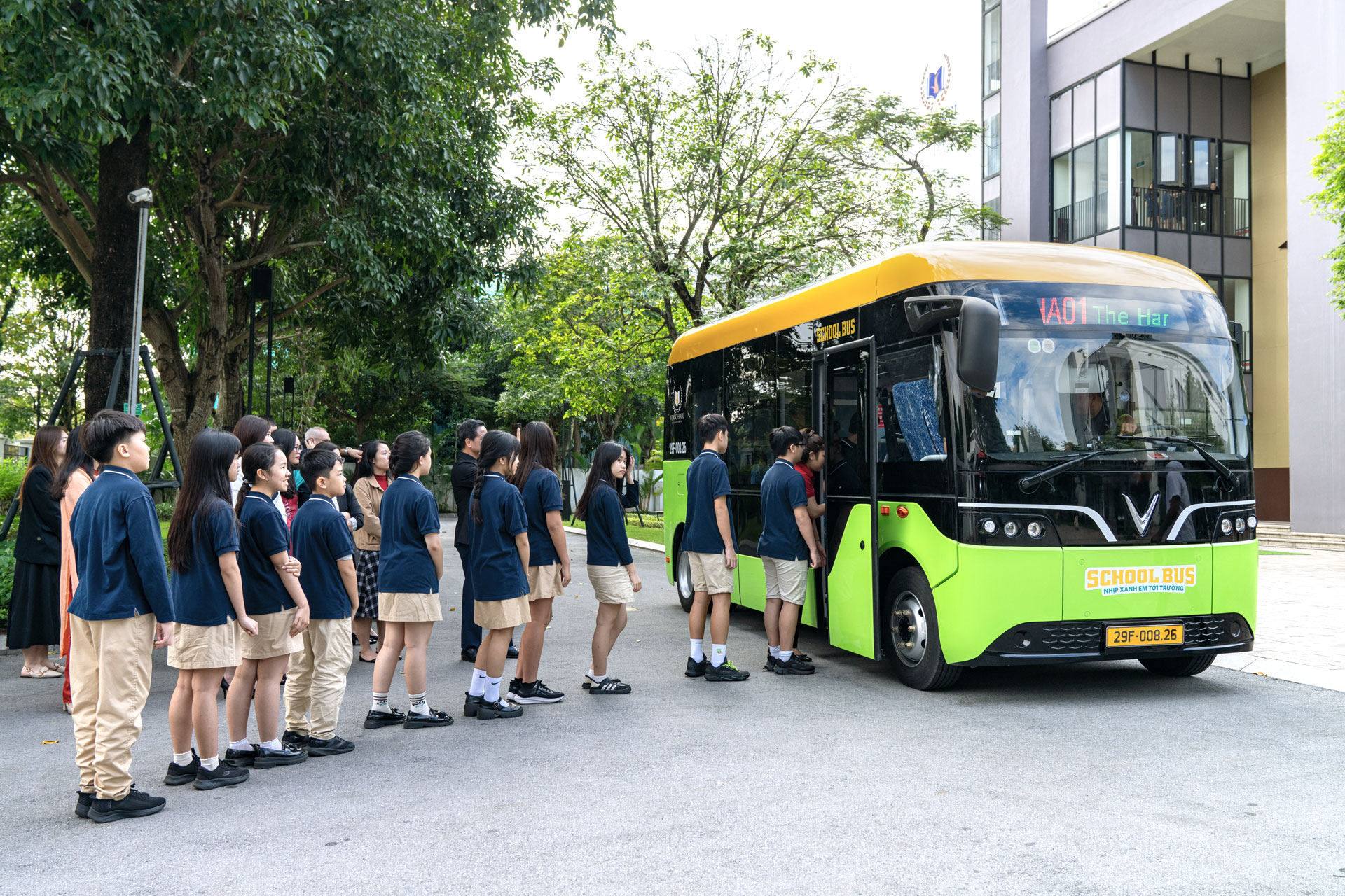 Dịch vụ xe buýt điện đưa đón học sinh đầu tiên tại Việt Nam của VinFast - Ảnh 1.