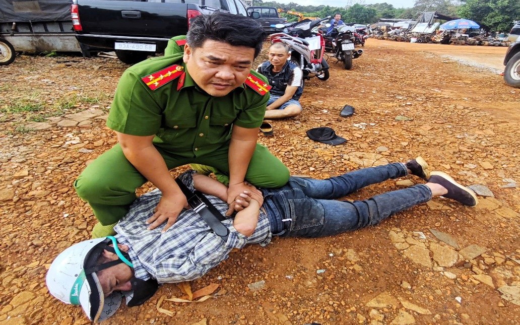 Công an truy đuổi hơn 5 km kẻ có hàng loạt tiền án