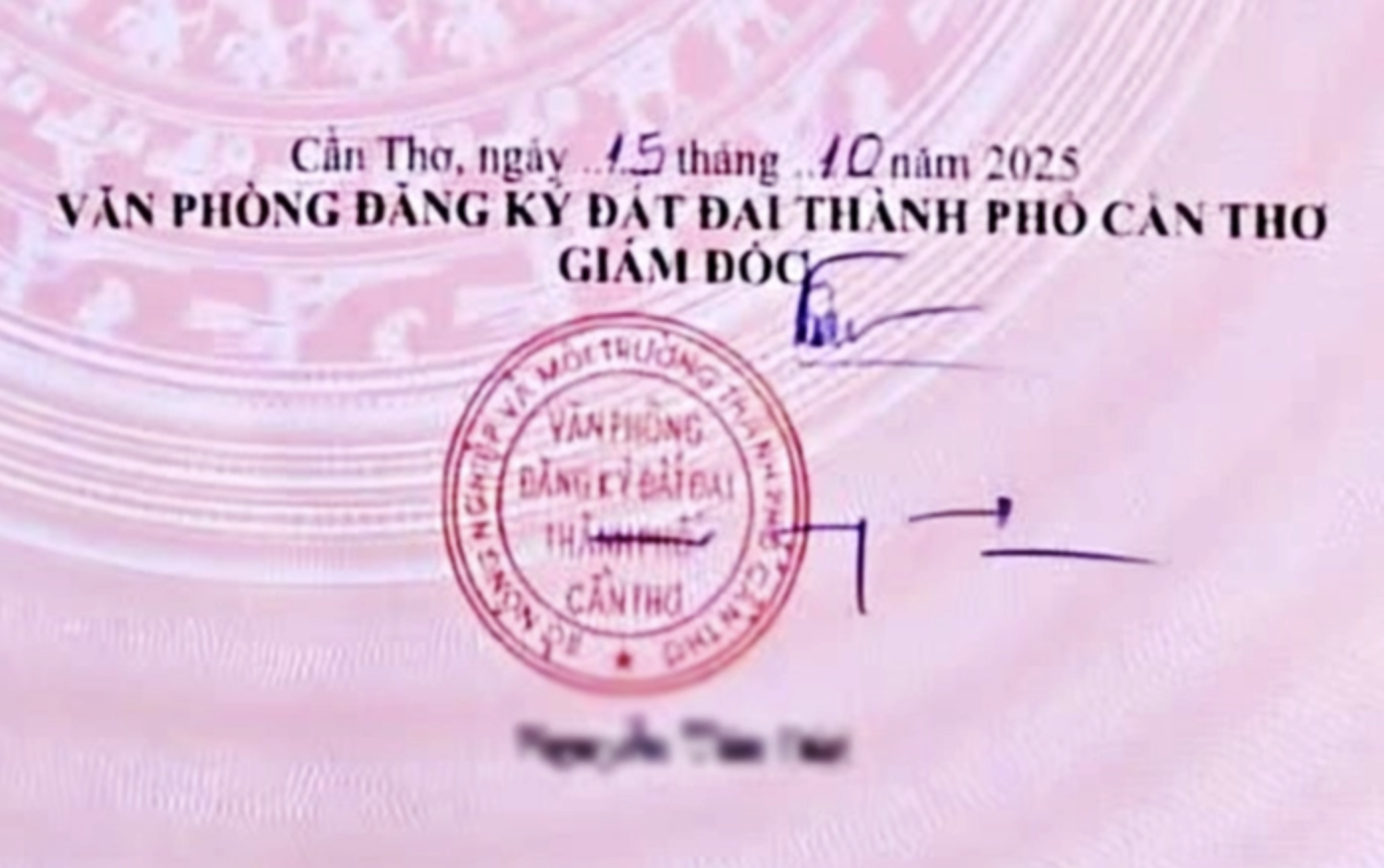 Giám đốc Văn phòng Đăng ký đất đai Cần Thơ không biết giải thích sao vì chữ ký xưa giờ vậy