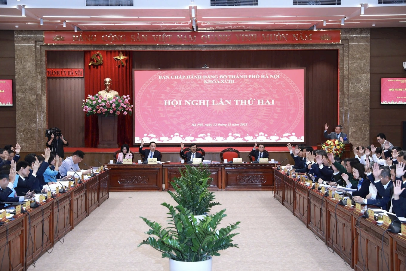 H&agrave; Nội họp b&agrave;n nh&acirc;n sự Chủ tịch v&agrave; Ph&oacute; Chủ tịch UBND th&agrave;nh phố - Ảnh 2.