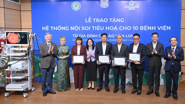 Một giáo sư y khoa tặng 10 máy nội soi hiện đại cho bệnh viện cơ sở - Ảnh 1.