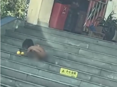Cha mẹ b&eacute; trai khỏa th&acirc;n ở trạm dừng cao tốc được minh oan - Ảnh 1.