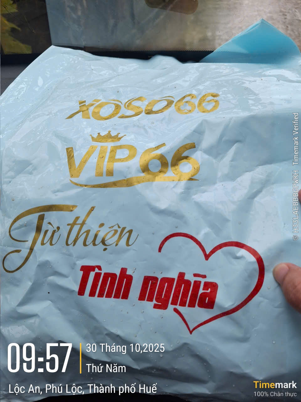 Ba người đàn ông xưng “đoàn từ thiện” và màn bỏ trốn bất thường ở Huế - Ảnh 1.