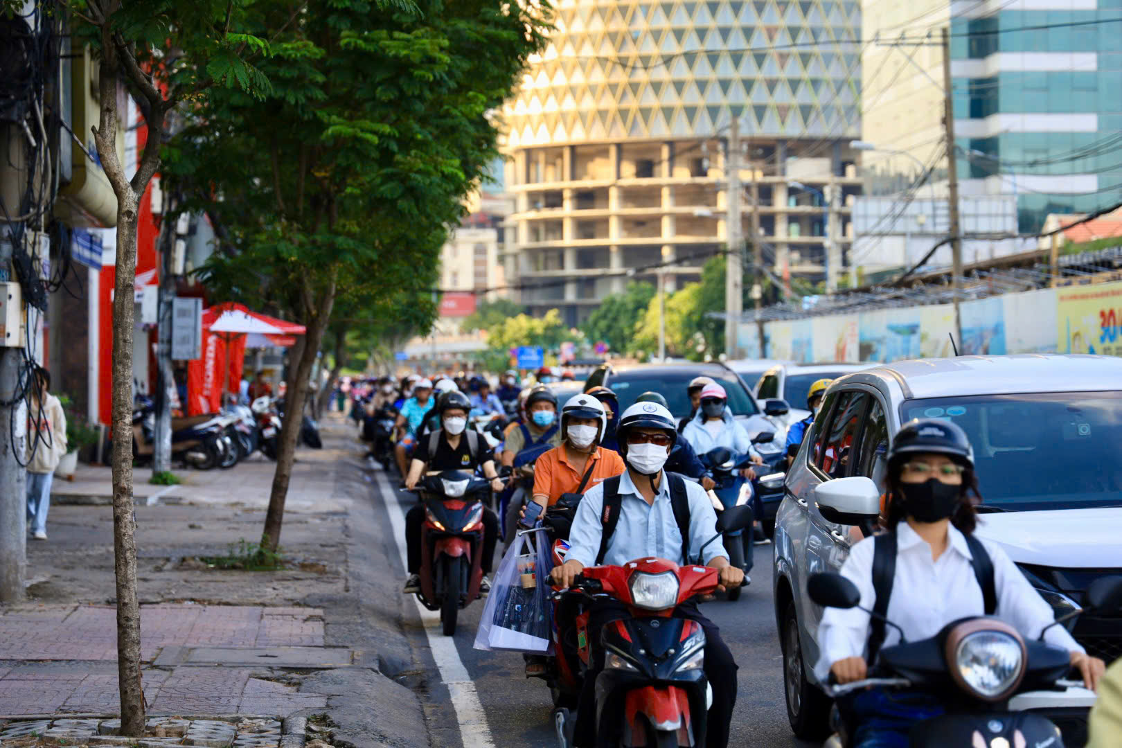 UBND TP HCM trình Ban Thường vụ Đảng ủy chủ trương nâng cấp đường Nguyễn Tất Thành - Ảnh 1.