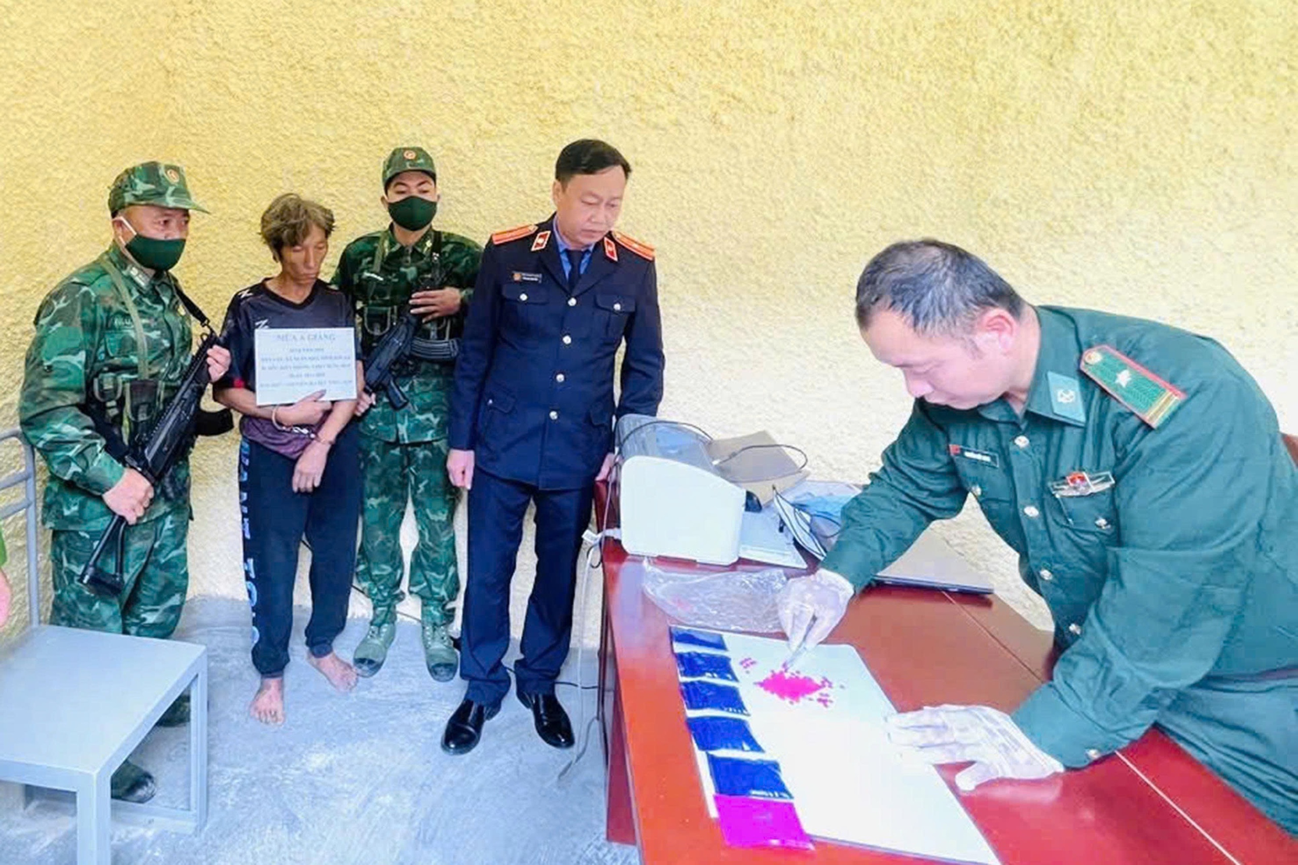 Bắt người đàn ông đang "ôm" hàng cấm ở khu vực biên giới - Ảnh 2.