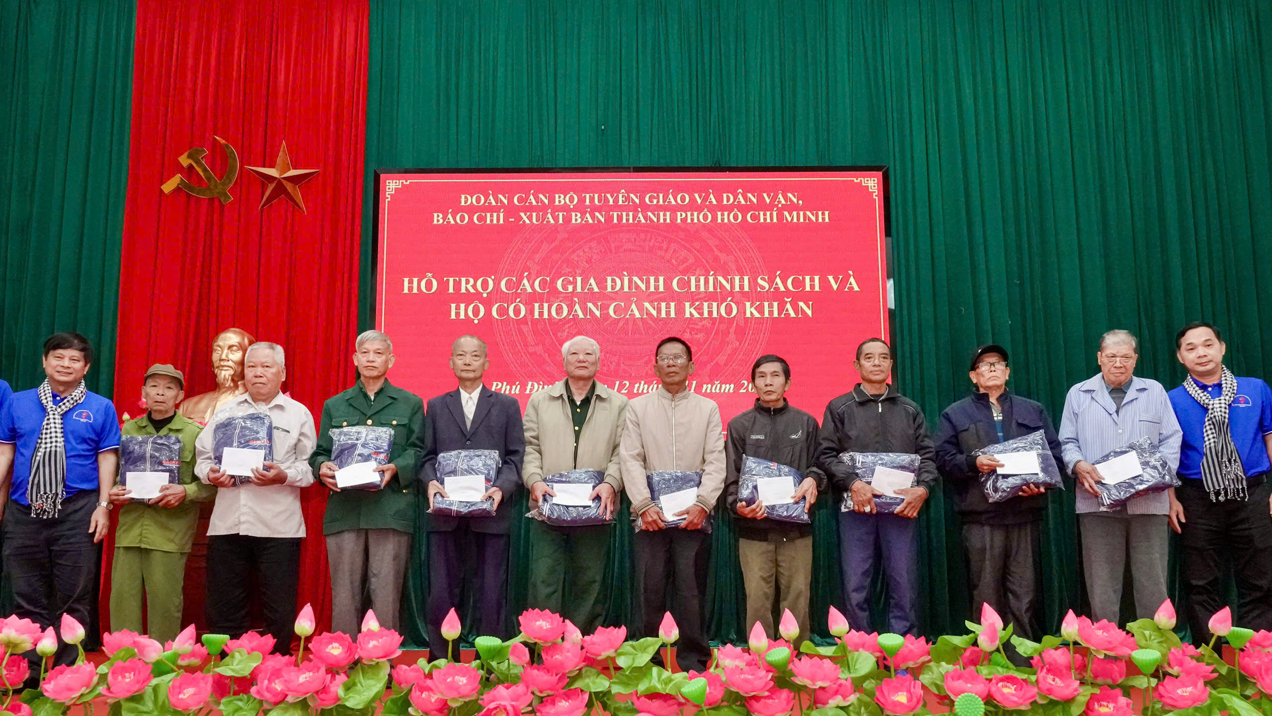 Đo&agrave;n c&aacute;n bộ tuy&ecirc;n gi&aacute;o v&agrave; d&acirc;n vận, b&aacute;o ch&iacute; - xuất bản TP HCM tặng qu&agrave; cho c&aacute;c hộ d&acirc;n tỉnh Th&aacute;i Nguy&ecirc;n - Ảnh 6.