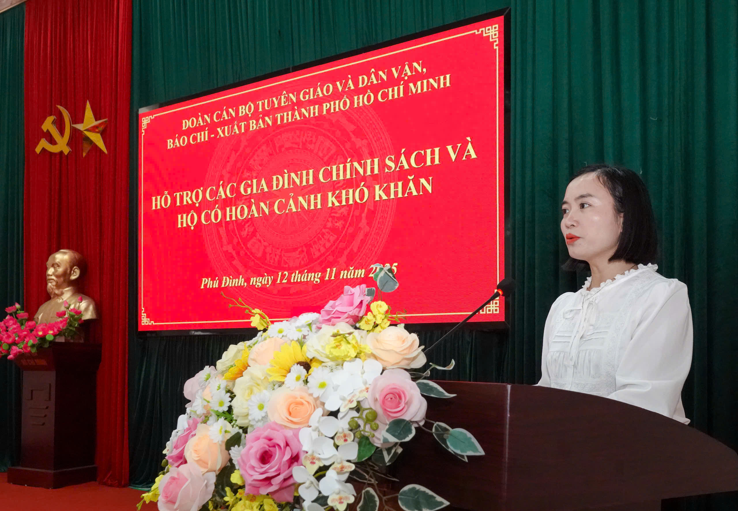 Đo&agrave;n c&aacute;n bộ tuy&ecirc;n gi&aacute;o v&agrave; d&acirc;n vận, b&aacute;o ch&iacute; - xuất bản TP HCM tặng qu&agrave; cho c&aacute;c hộ d&acirc;n tỉnh Th&aacute;i Nguy&ecirc;n - Ảnh 8.