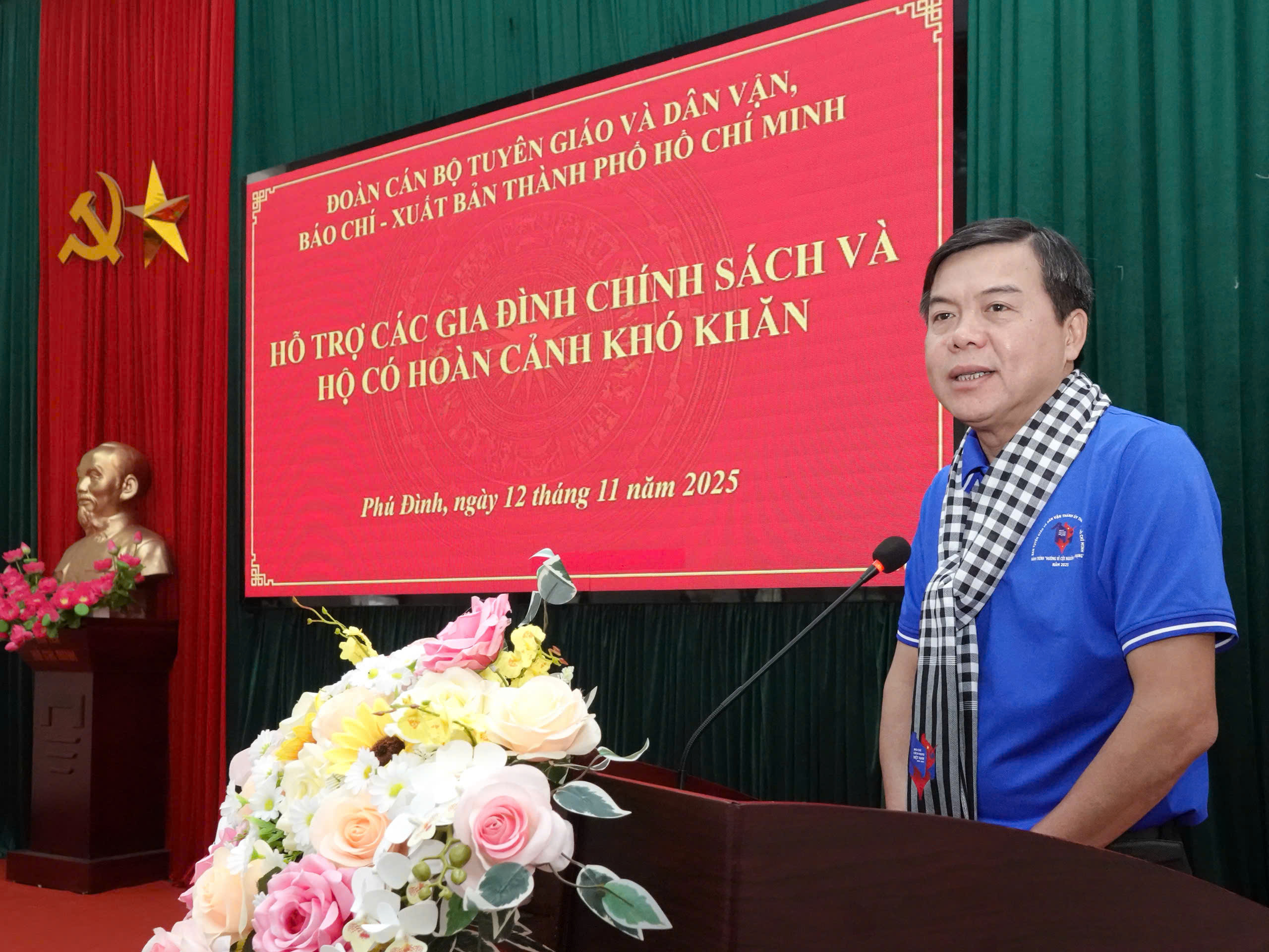 Đo&agrave;n c&aacute;n bộ tuy&ecirc;n gi&aacute;o v&agrave; d&acirc;n vận, b&aacute;o ch&iacute; - xuất bản TP HCM tặng qu&agrave; cho c&aacute;c hộ d&acirc;n tỉnh Th&aacute;i Nguy&ecirc;n - Ảnh 1.