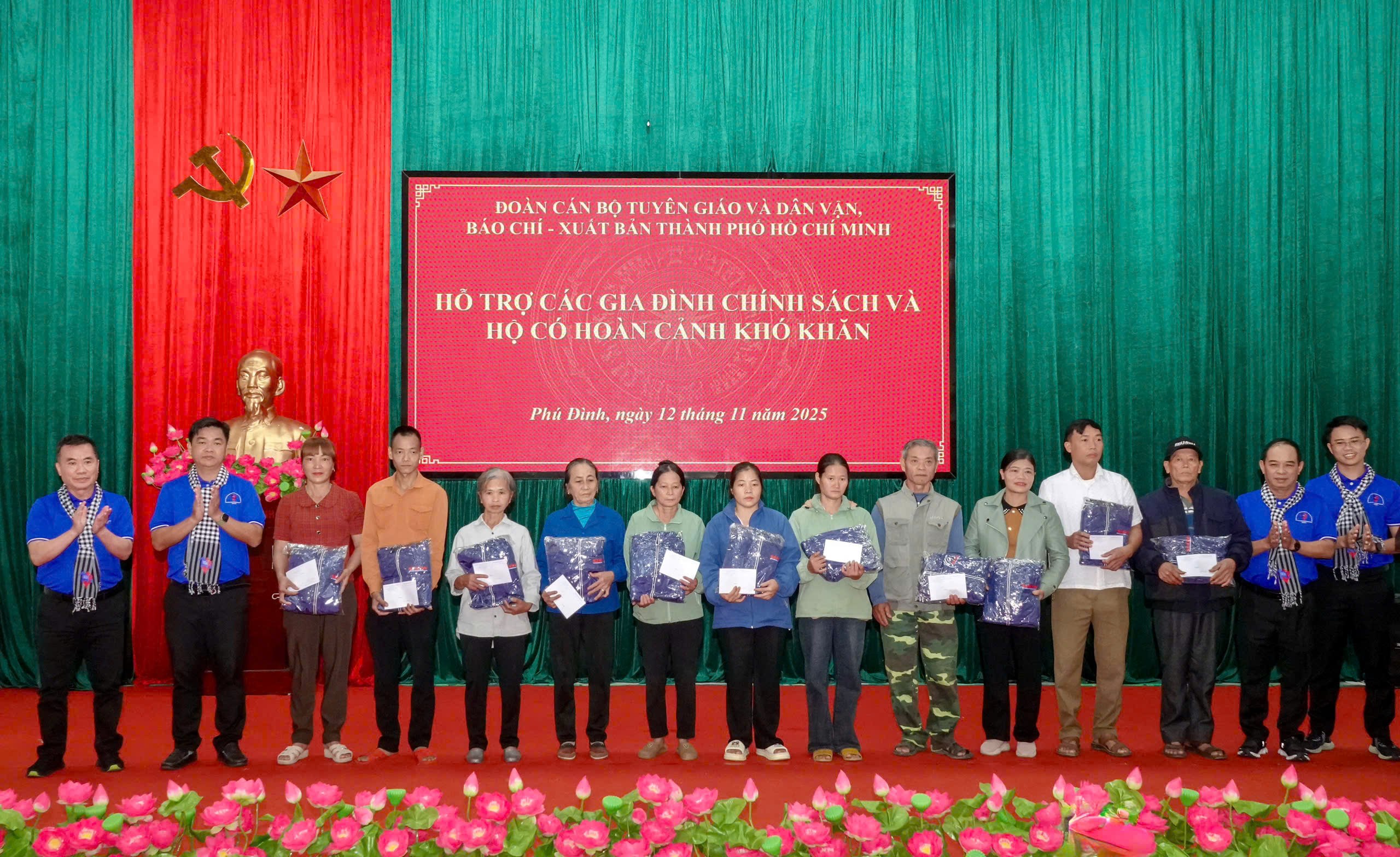 Đo&agrave;n c&aacute;n bộ tuy&ecirc;n gi&aacute;o v&agrave; d&acirc;n vận, b&aacute;o ch&iacute; - xuất bản TP HCM tặng qu&agrave; cho c&aacute;c hộ d&acirc;n tỉnh Th&aacute;i Nguy&ecirc;n - Ảnh 7.